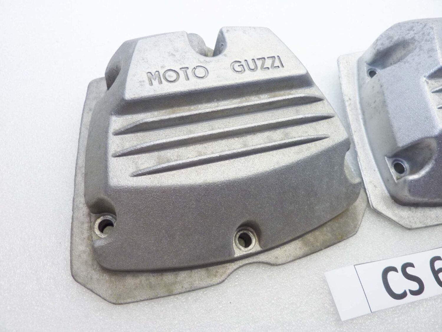 Coppia coperchi punterie Guzzi V35 V50 V65 2V serie piccola coperchio valvole testata 19023600 - immagine 2