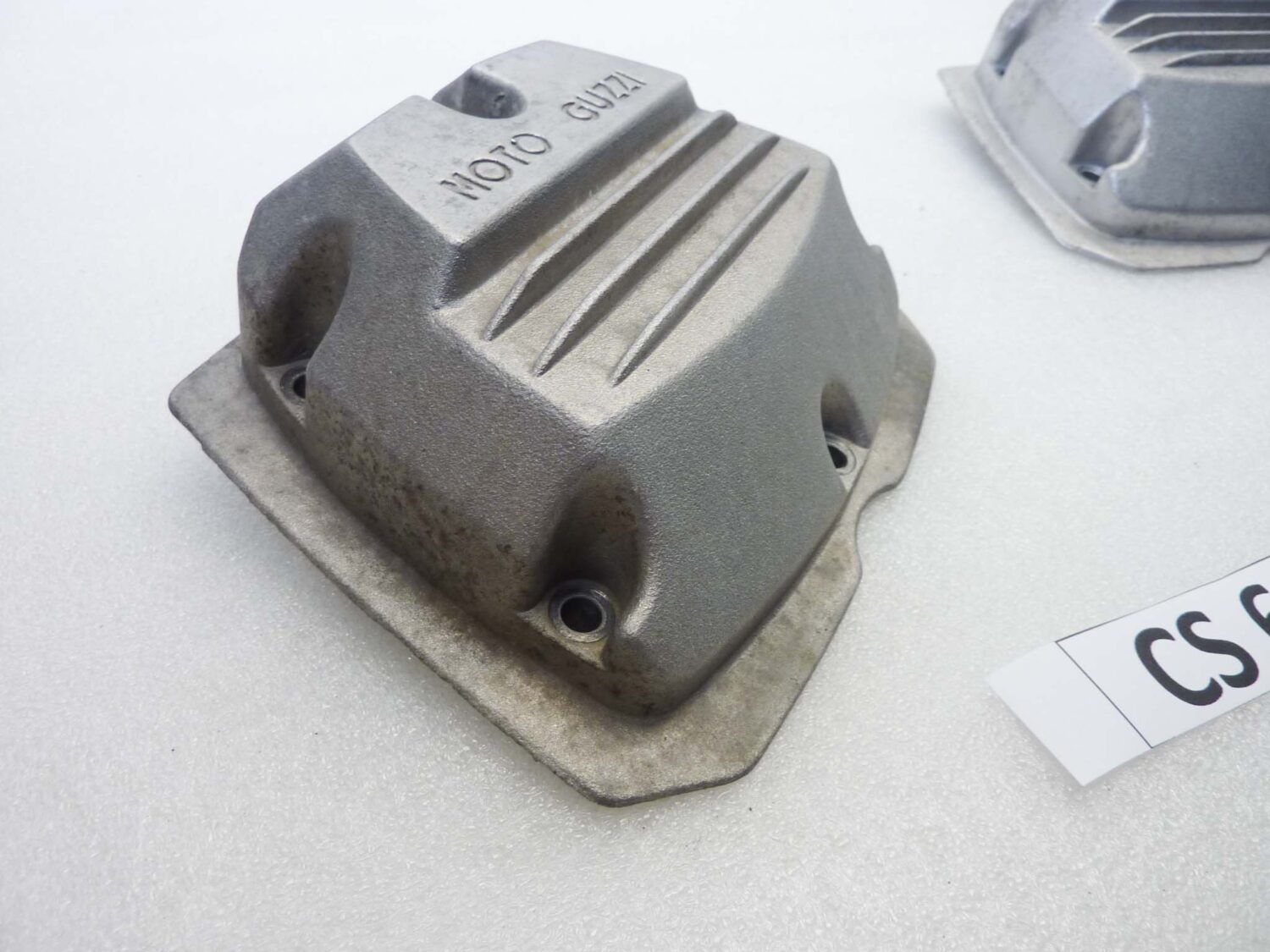 Coppia coperchi punterie Guzzi V35 V50 V65 2V serie piccola coperchio valvole testata 19023600 - immagine 4