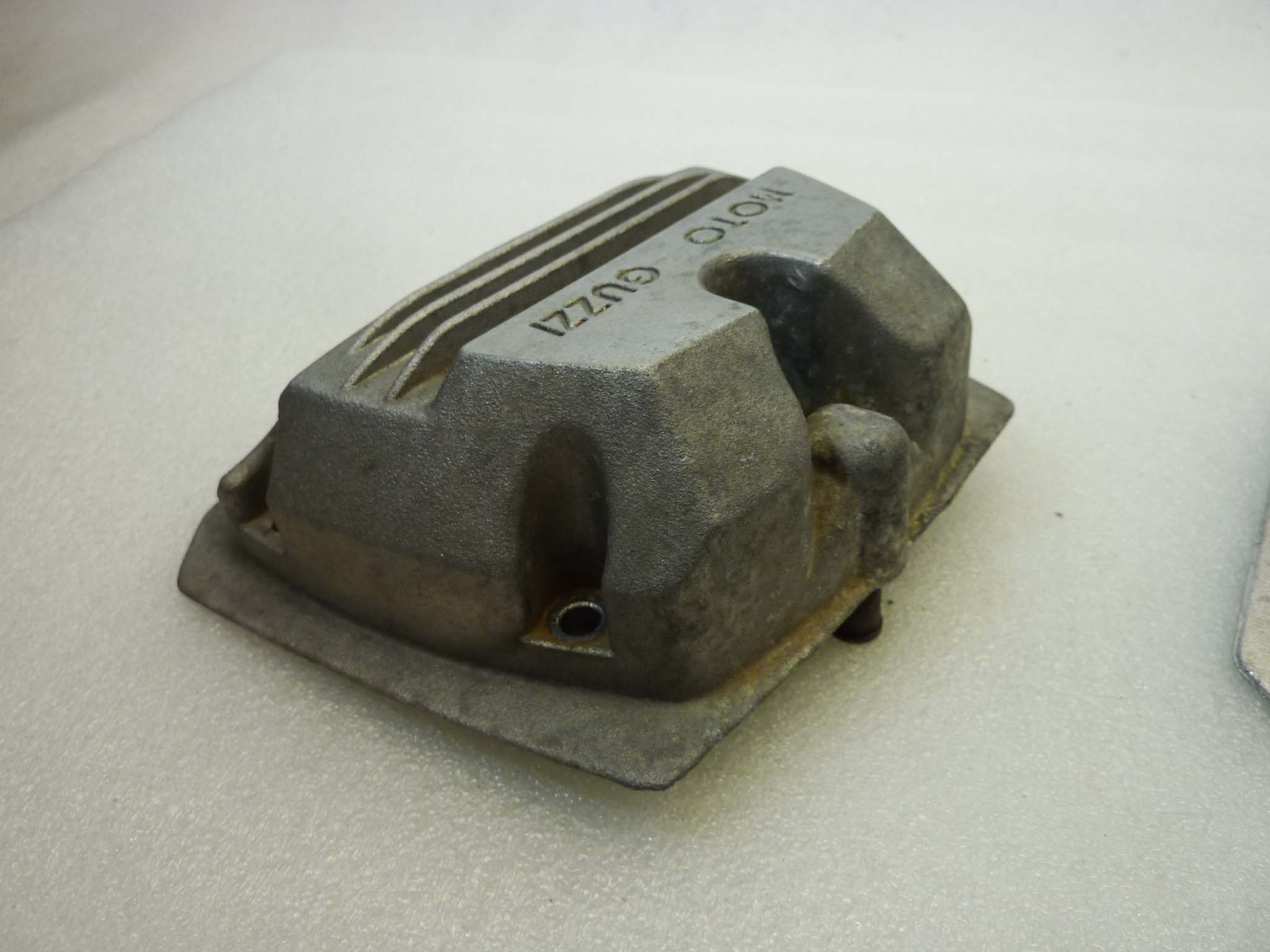Coppia coperchi punterie Guzzi V35 V50 V65 2V serie piccola coperchio valvole testata 19023600 - immagine 5