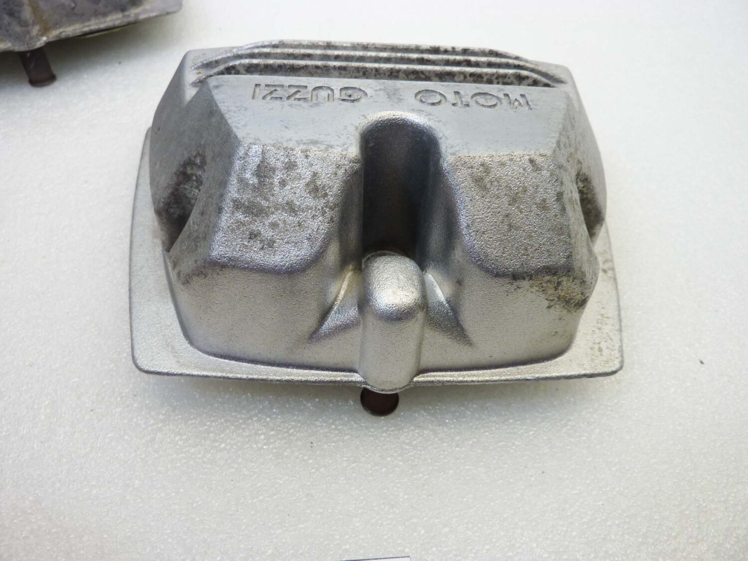 Coppia coperchi punterie Guzzi V35 V50 V65 2V serie piccola coperchio valvole testata 19023600 - immagine 7