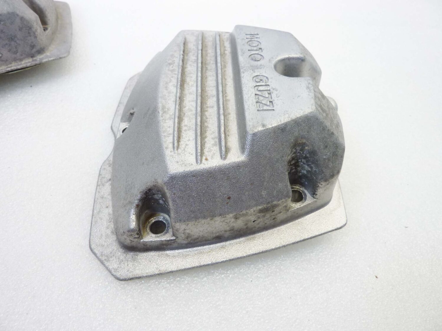 Coppia coperchi punterie Guzzi V35 V50 V65 2V serie piccola coperchio valvole testata 19023600 - immagine 8