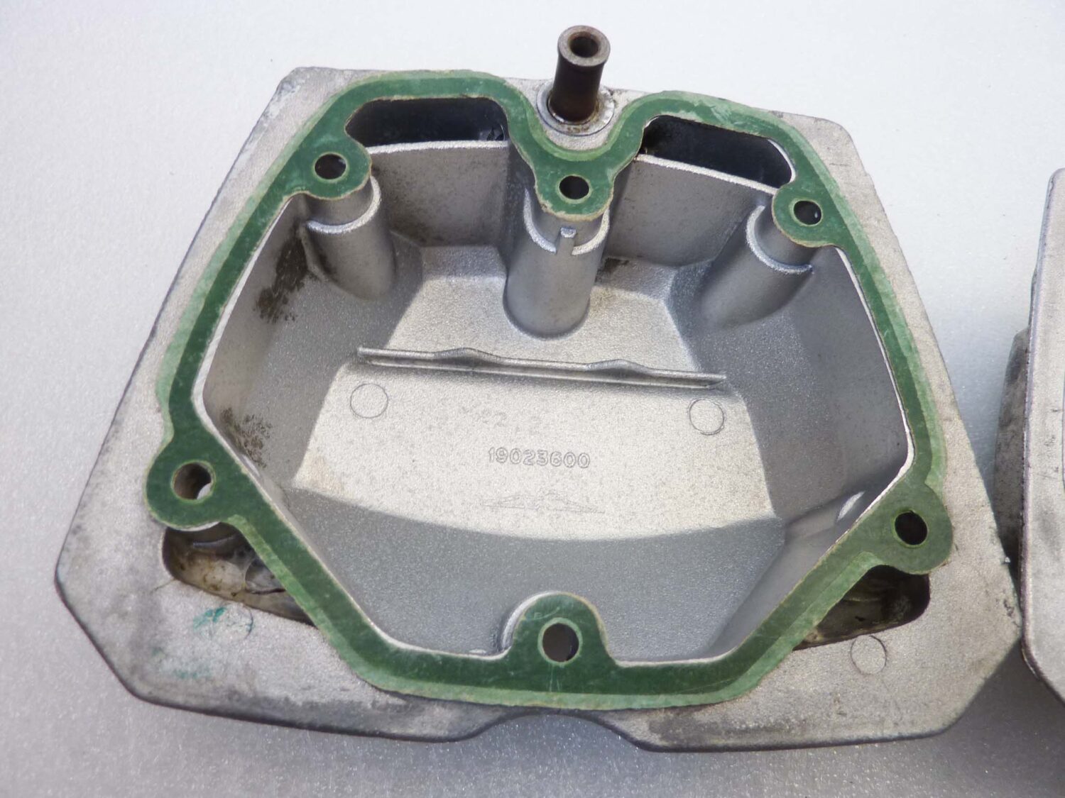 Coppia coperchi punterie Guzzi V35 V50 V65 2V serie piccola coperchio valvole testata 19023600 - immagine 11