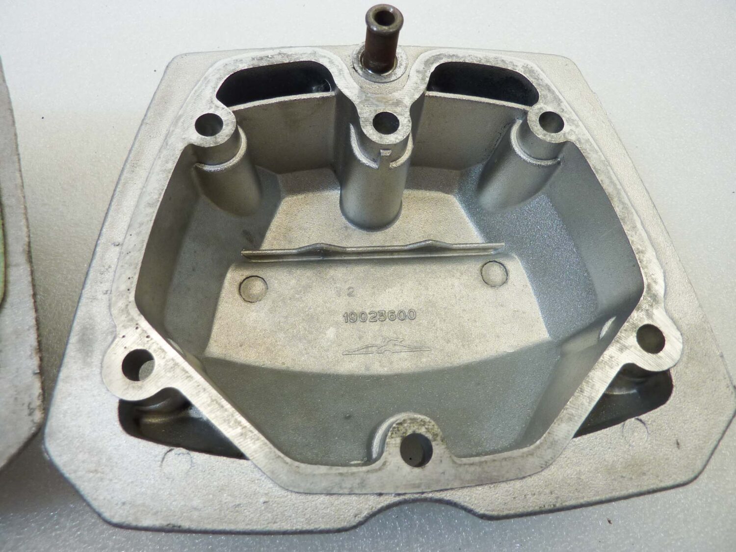 Coppia coperchi punterie Guzzi V35 V50 V65 2V serie piccola coperchio valvole testata 19023600 - immagine 12