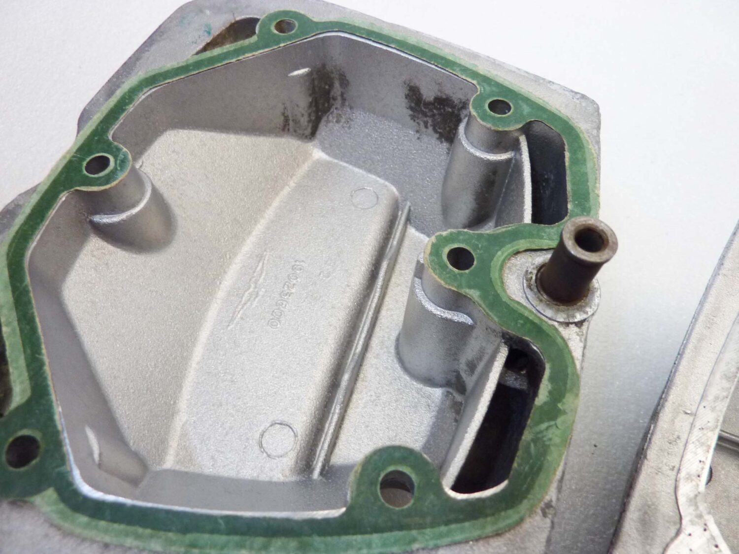 Coppia coperchi punterie Guzzi V35 V50 V65 2V serie piccola coperchio valvole testata 19023600 - immagine 14