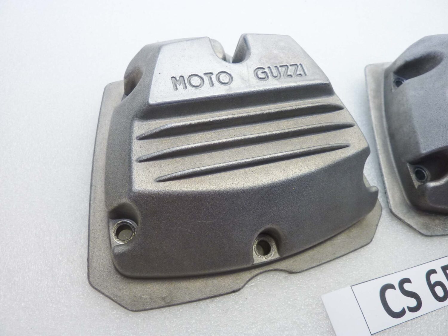 Coppia coperchi punterie Guzzi V35 V50 V65 2V serie piccola coperchio valvole testata 19023600 - immagine 2