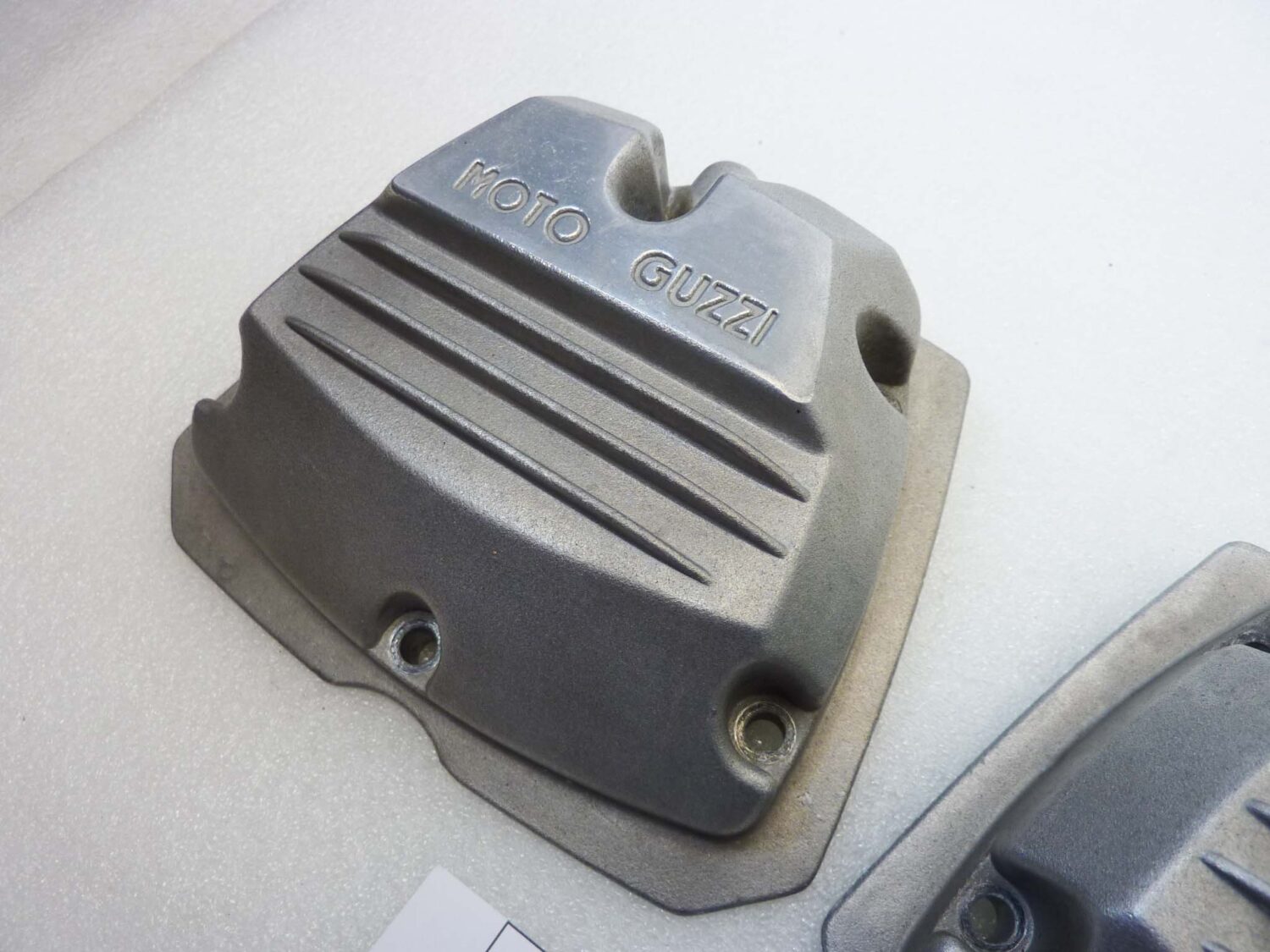 Coppia coperchi punterie Guzzi V35 V50 V65 2V serie piccola coperchio valvole testata 19023600 - immagine 3