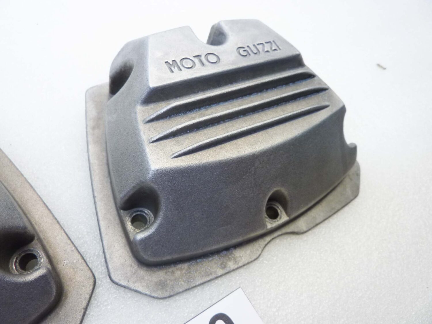 Coppia coperchi punterie Guzzi V35 V50 V65 2V serie piccola coperchio valvole testata 19023600 - immagine 4
