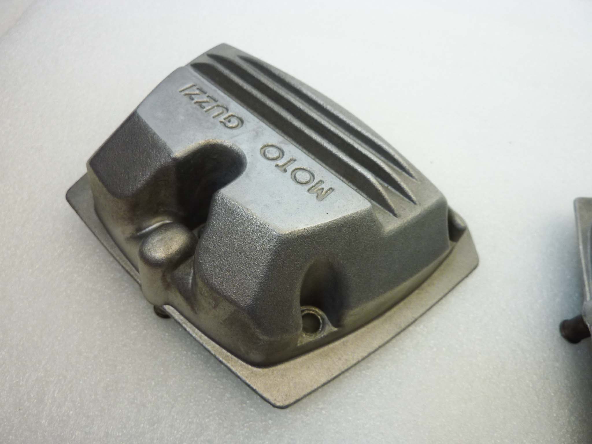 Coppia coperchi punterie Guzzi V35 V50 V65 2V serie piccola coperchio valvole testata 19023600 - immagine 8