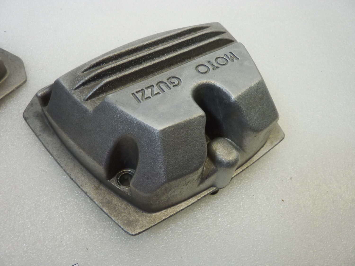 Coppia coperchi punterie Guzzi V35 V50 V65 2V serie piccola coperchio valvole testata 19023600 - immagine 9