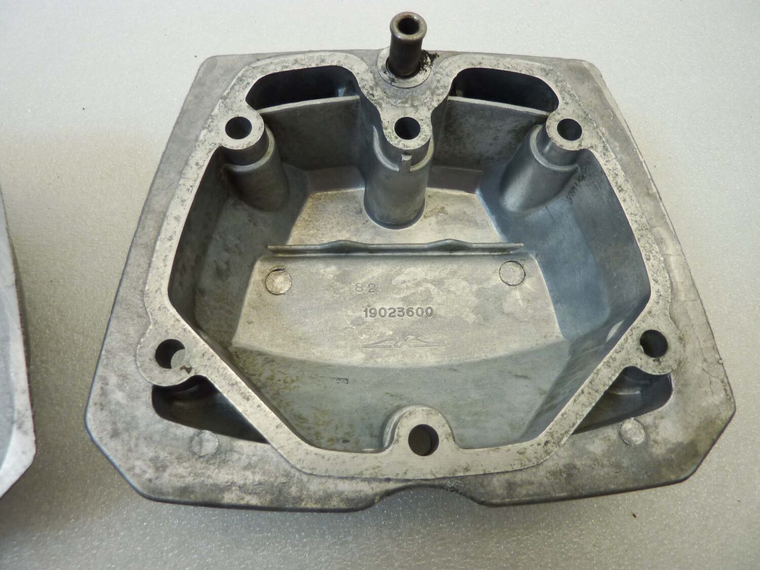 Coppia coperchi punterie Guzzi V35 V50 V65 2V serie piccola coperchio valvole testata 19023600 - immagine 12