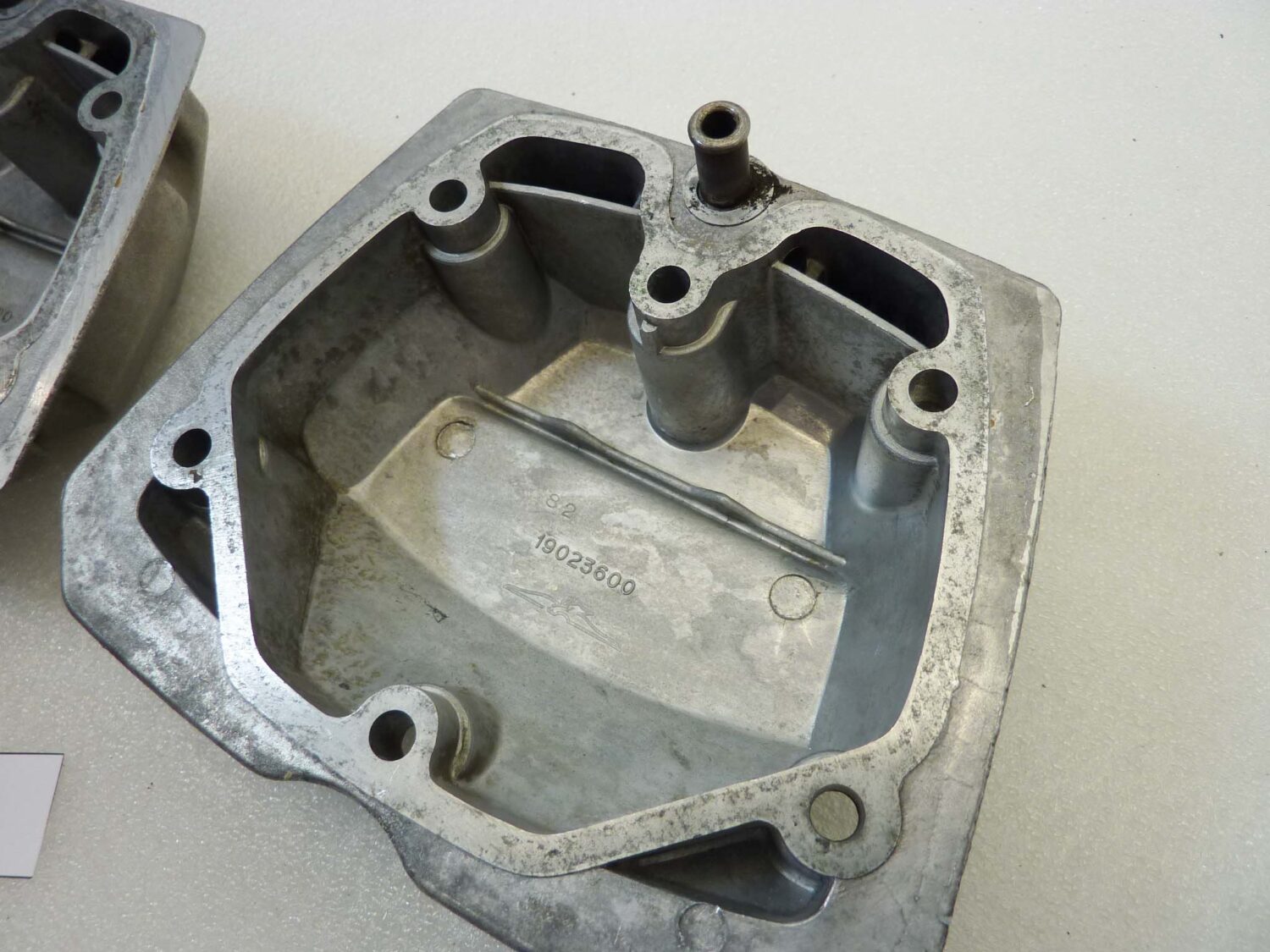Coppia coperchi punterie Guzzi V35 V50 V65 2V serie piccola coperchio valvole testata 19023600 - immagine 14