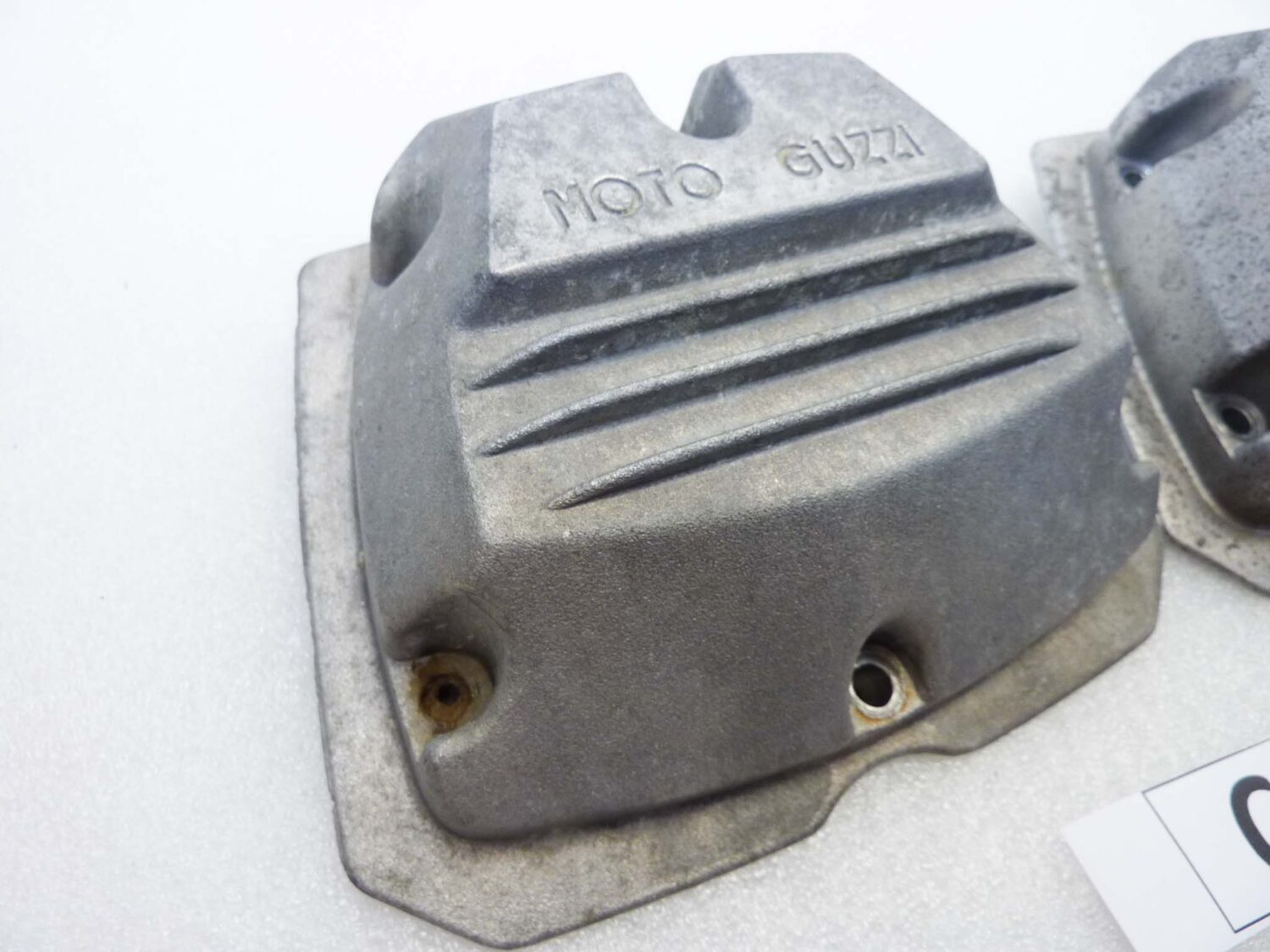 Coppia coperchi punterie Guzzi V35 V50 V65 2V serie piccola coperchio valvole testata 19023600 - immagine 2