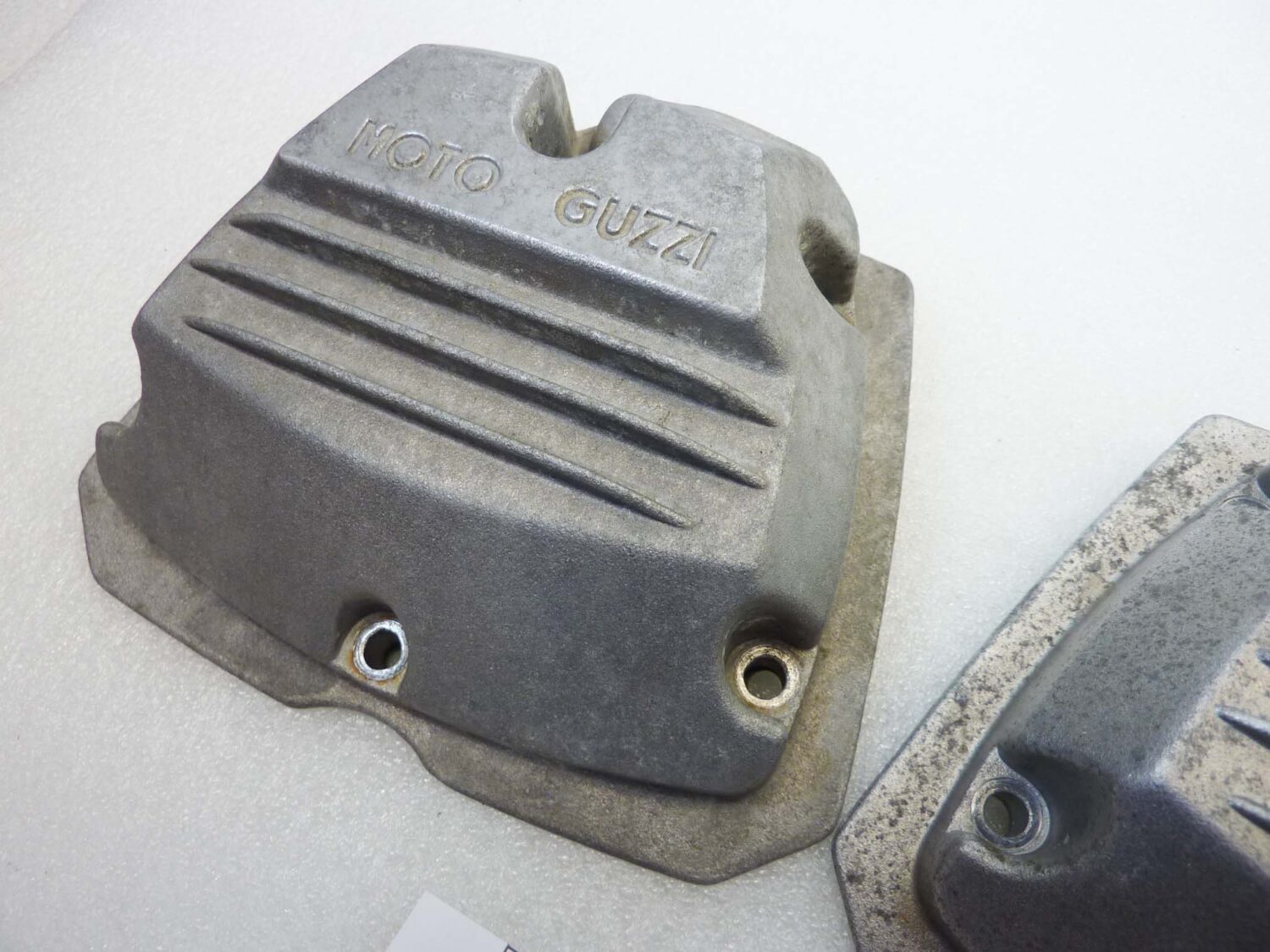 Coppia coperchi punterie Guzzi V35 V50 V65 2V serie piccola coperchio valvole testata 19023600 - immagine 3