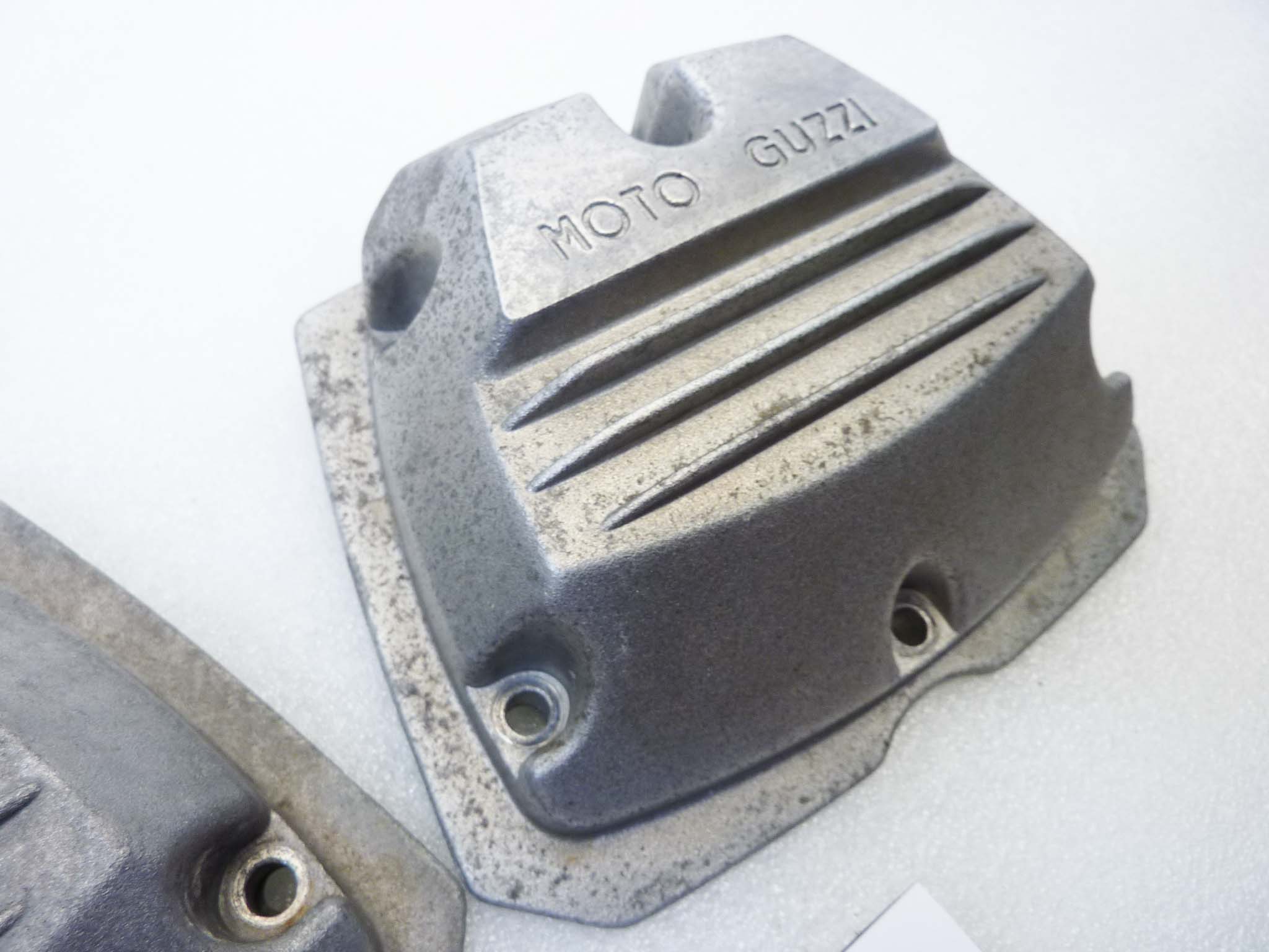 Coppia coperchi punterie Guzzi V35 V50 V65 2V serie piccola coperchio valvole testata 19023600 - immagine 4