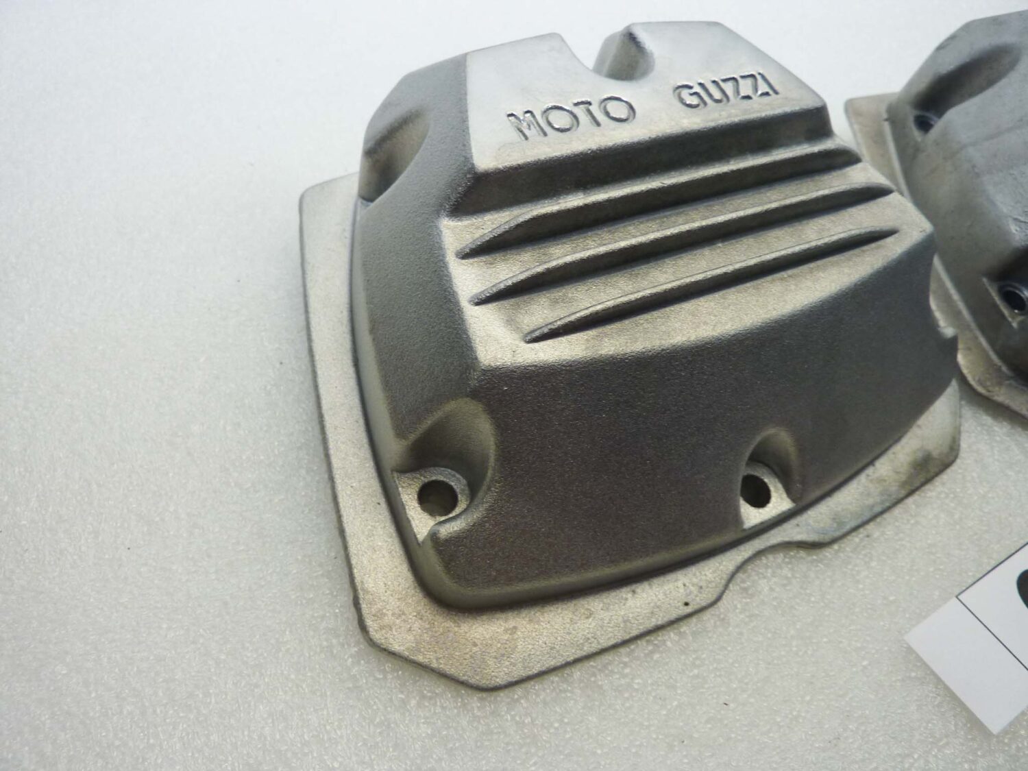 Coppia coperchi punterie Guzzi V35 V50 V65 2V serie piccola coperchio valvole testata 19023600 - immagine 2