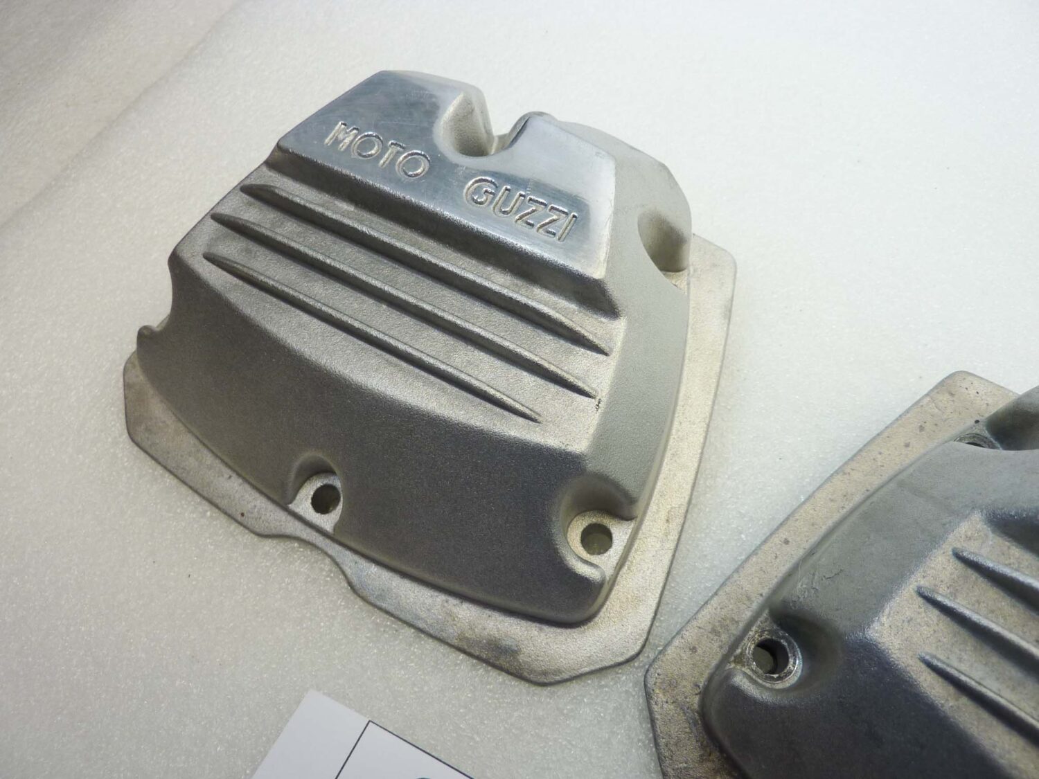 Coppia coperchi punterie Guzzi V35 V50 V65 2V serie piccola coperchio valvole testata 19023600 - immagine 3