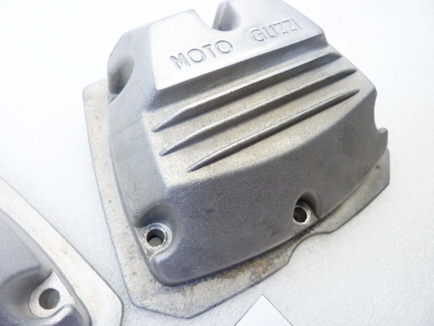 Coppia coperchi punterie Guzzi V35 V50 V65 2V serie piccola coperchio valvole testata 19023600 - immagine 4
