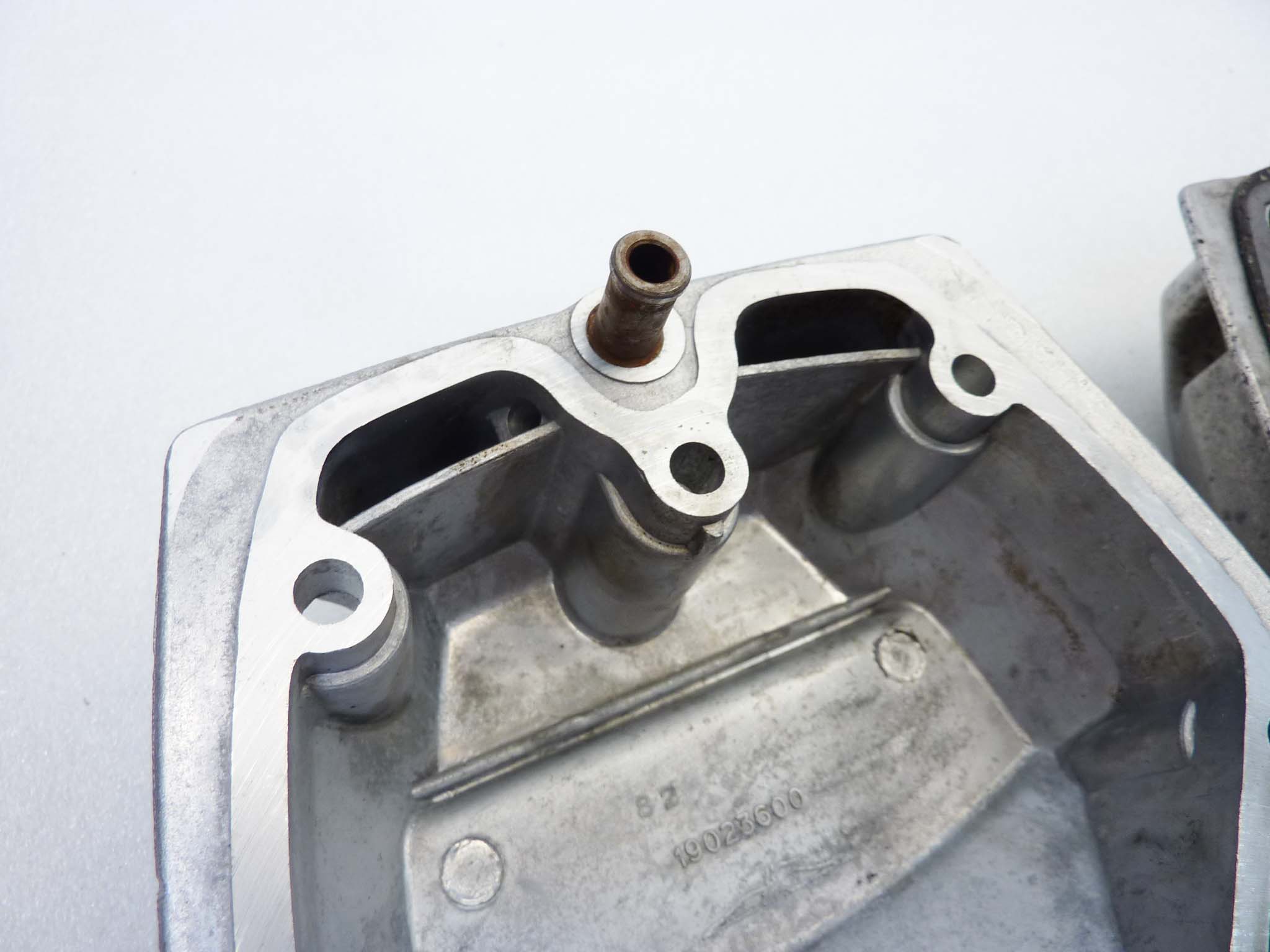 Coppia coperchi punterie Guzzi V35 V50 V65 2V serie piccola coperchio valvole testata 19023600 - immagine 10