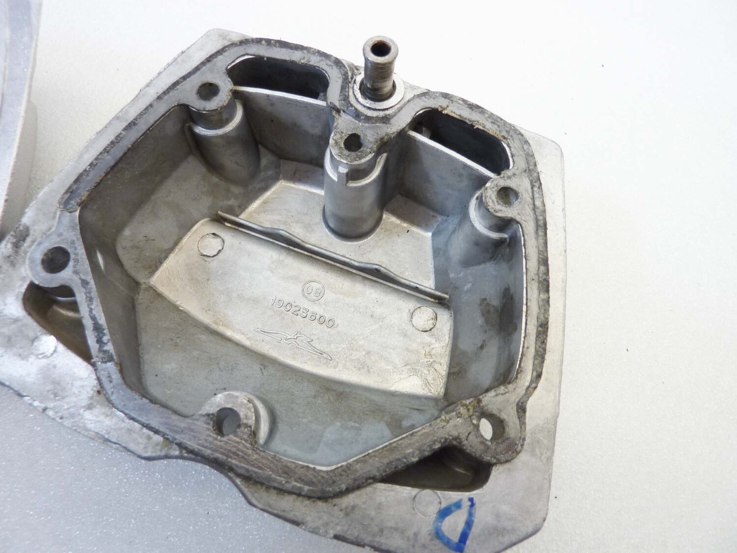 Coppia coperchi punterie Guzzi V35 V50 V65 2V serie piccola coperchio valvole testata 19023600 - immagine 11