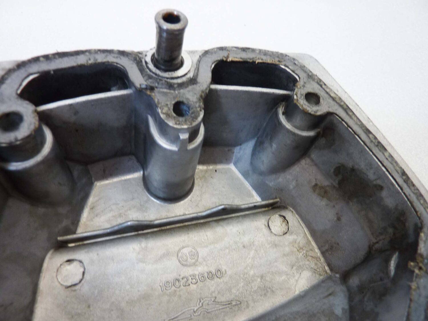 Coppia coperchi punterie Guzzi V35 V50 V65 2V serie piccola coperchio valvole testata 19023600 - immagine 12