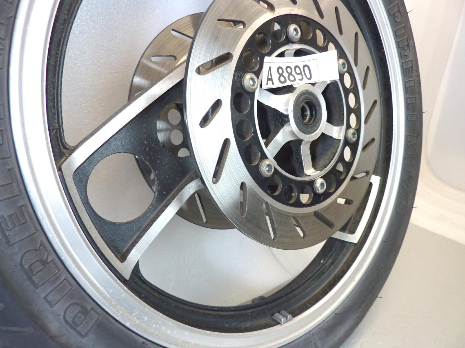 Ruota anteriore Yamaha XJ 600 51J 1984-1991 cerchio ruota anteriore con dischi freno spessore 5,30 mm - immagine 3