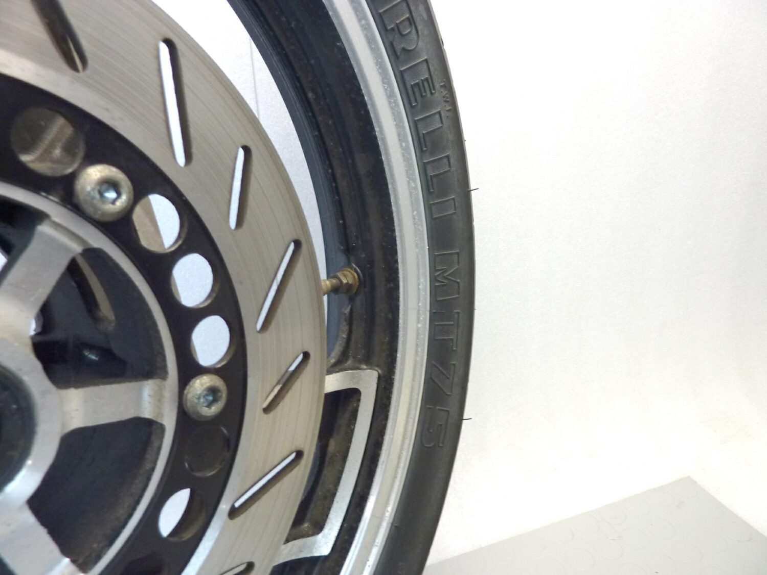 Ruota anteriore Yamaha XJ 600 51J 1984-1991 cerchio ruota anteriore con dischi freno spessore 5,30 mm - immagine 9