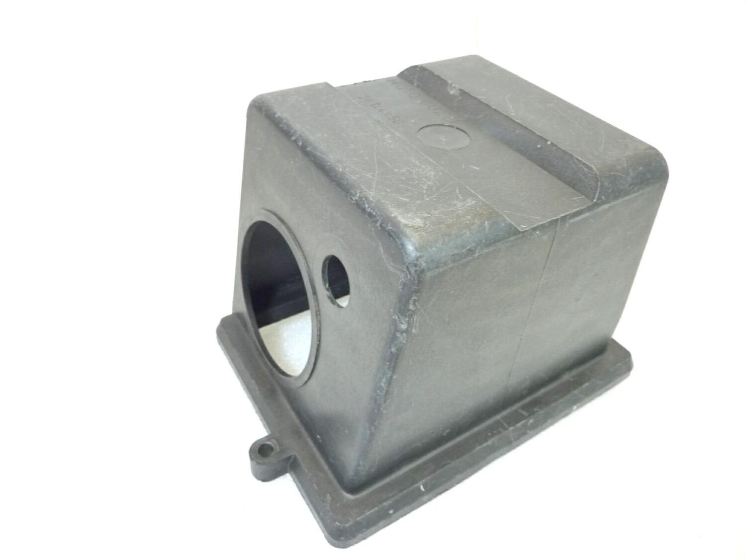 Parte posteriore filtro Guzzi Le Mans 3 4 California 2 3 1000 GT S SP 850 T5 cod 28114350 collettore aspirazione compatibile con Moto Guzzi 1000 Cali. 2 (948 ccm, 1982 - 1987)
Moto Guzzi 1000 Cali. 3 1.Serie (948 ccm, 1987 - 1987)
Moto Guzzi 1000 Cali. 3 2.Serie (948 ccm, 1988 - 1990)
Moto Guzzi 1000 Cali. 3 C (948 ccm, 1990 - 1990)
Moto Guzzi 1000 Cali. 3 Caren. Inj. (948 ccm, 1990 - 1992)
Moto Guzzi 1000 LM (1000 ccm, 1990 - 1994)
Moto Guzzi 1000 LM 4 (948 ccm, 1985 - 1987)
Moto Guzzi 1000 LM 5 (948 ccm, 1988 - 1992)
Moto Guzzi 1000 Mille GT 1.Serie (948 ccm, 1987 - 1990)
Moto Guzzi 1000 Mille GT 2.Serie (948 ccm, 1991 - 1994)
Moto Guzzi 1000 S 1.Serie (948 ccm, 1990 - 1992)
Moto Guzzi 1000 S 2.Serie (948 ccm, 1993 - 1993)
Moto Guzzi 1000 SP 2 (948 ccm, 1984 - 1987)
Moto Guzzi 1000 SP 3 (948 ccm, 1988 - 1996)
Moto Guzzi 1000 Strada (948 ccm, 1994 - 1995)
Moto Guzzi 850 LM 3 (844 ccm, 1981 - 1983)
Moto Guzzi 850 T 5 1. Serie (844 ccm, 1983 - 1984)
Moto Guzzi 850 T 5 Polizia (844 ccm, 1983 - 1989)
Moto Guzzi 850 T 5 Rundsch. (844 ccm, 1985 - 1988) - immagine 9