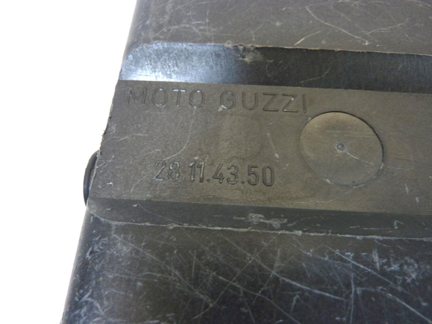 Parte posteriore filtro Guzzi Le Mans 3 4 California 2 3 1000 GT S SP 850 T5 cod 28114350 collettore aspirazione compatibile con Moto Guzzi 1000 Cali. 2 (948 ccm, 1982 - 1987)
Moto Guzzi 1000 Cali. 3 1.Serie (948 ccm, 1987 - 1987)
Moto Guzzi 1000 Cali. 3 2.Serie (948 ccm, 1988 - 1990)
Moto Guzzi 1000 Cali. 3 C (948 ccm, 1990 - 1990)
Moto Guzzi 1000 Cali. 3 Caren. Inj. (948 ccm, 1990 - 1992)
Moto Guzzi 1000 LM (1000 ccm, 1990 - 1994)
Moto Guzzi 1000 LM 4 (948 ccm, 1985 - 1987)
Moto Guzzi 1000 LM 5 (948 ccm, 1988 - 1992)
Moto Guzzi 1000 Mille GT 1.Serie (948 ccm, 1987 - 1990)
Moto Guzzi 1000 Mille GT 2.Serie (948 ccm, 1991 - 1994)
Moto Guzzi 1000 S 1.Serie (948 ccm, 1990 - 1992)
Moto Guzzi 1000 S 2.Serie (948 ccm, 1993 - 1993)
Moto Guzzi 1000 SP 2 (948 ccm, 1984 - 1987)
Moto Guzzi 1000 SP 3 (948 ccm, 1988 - 1996)
Moto Guzzi 1000 Strada (948 ccm, 1994 - 1995)
Moto Guzzi 850 LM 3 (844 ccm, 1981 - 1983)
Moto Guzzi 850 T 5 1. Serie (844 ccm, 1983 - 1984)
Moto Guzzi 850 T 5 Polizia (844 ccm, 1983 - 1989)
Moto Guzzi 850 T 5 Rundsch. (844 ccm, 1985 - 1988) - immagine 11