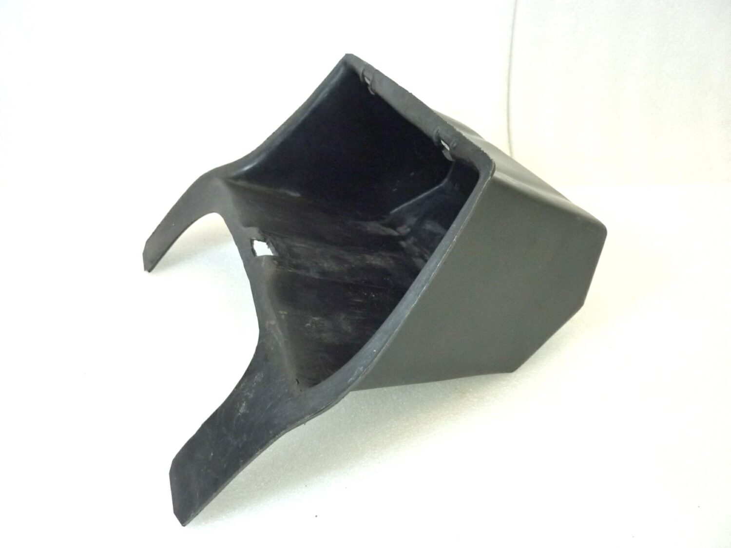 Cassetto portaoggetti Guzzi 850 T5 sotto sella GU28479600 vano porta utensili - immagine 3