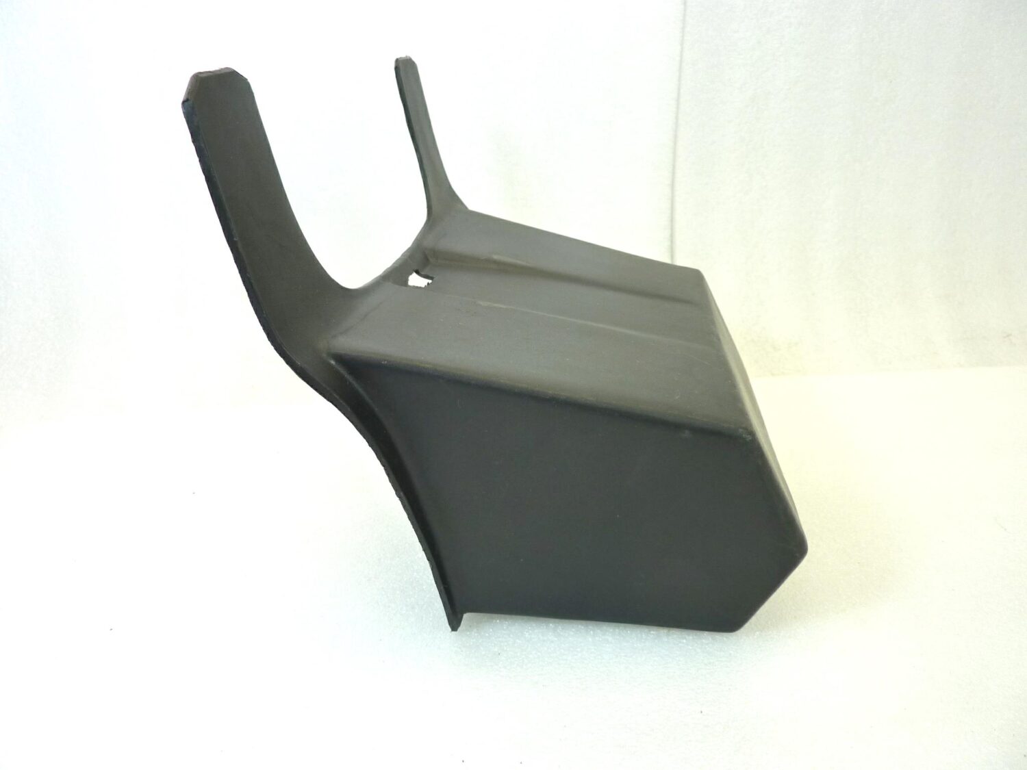 Cassetto portaoggetti Guzzi 850 T5 sotto sella GU28479600 vano porta utensili - immagine 7