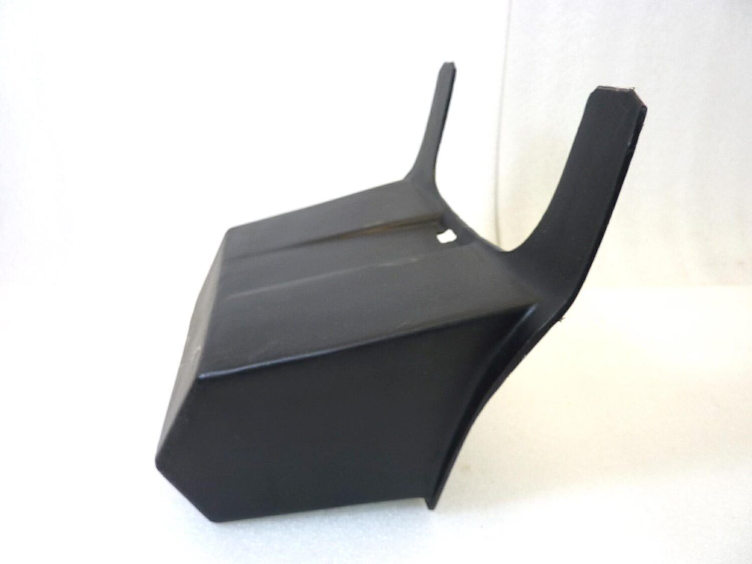 Cassetto portaoggetti Guzzi 850 T5 sotto sella GU28479600 vano porta utensili - immagine 8