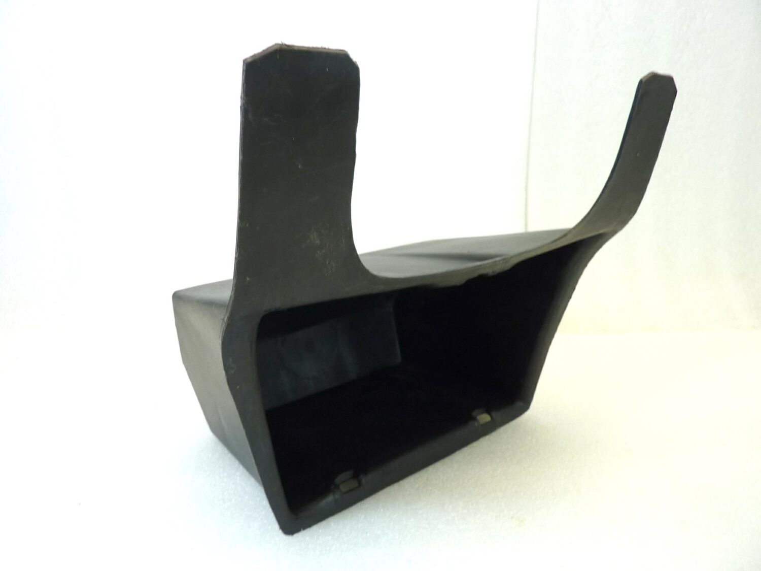 Cassetto portaoggetti Guzzi 850 T5 sotto sella GU28479600 vano porta utensili - immagine 9