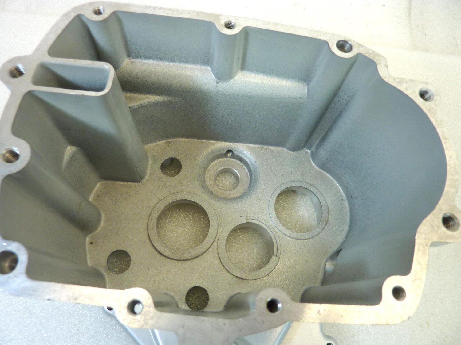 Scatola cambio basamento 65 GT
BREVA
NEVADA
SP
STRADA
TARGA
V 35
V 50
V 65
V 75 cod 19200260 2003 - 2008 NUOVO fondo di magazzino - immagine 3