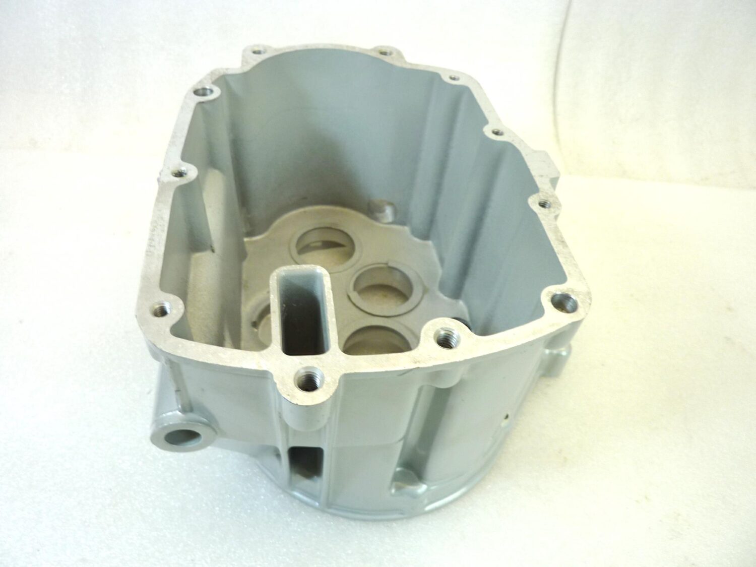 Scatola cambio basamento 65 GT
BREVA
NEVADA
SP
STRADA
TARGA
V 35
V 50
V 65
V 75 cod 19200260 2003 - 2008 NUOVO fondo di magazzino - immagine 4
