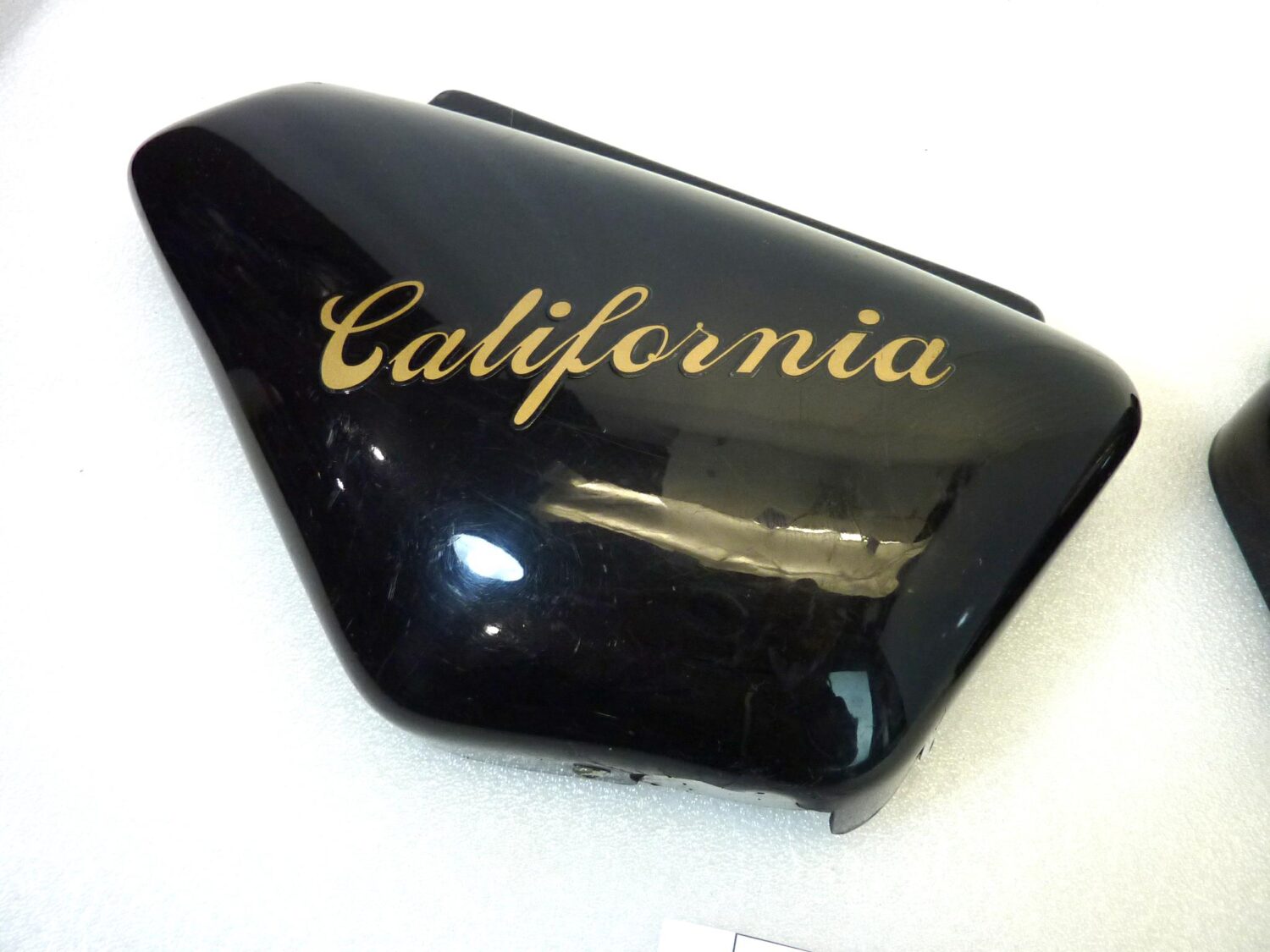 Fiancatine Guzzi California coppia destra sinistra fianchetti carena Classic-Touring, 2006 - 2007
EV, 1997- 2005
EV Touring 80°, 2001 - 2002
Jackal, 1999 - 2002
Stone, 2001 - 2003
Stone/Metal, 2002 -
Stone/Touring CAT, 2003 - 2004
Vintage, 2006 - 2007
Aquila Nera - immagine 3