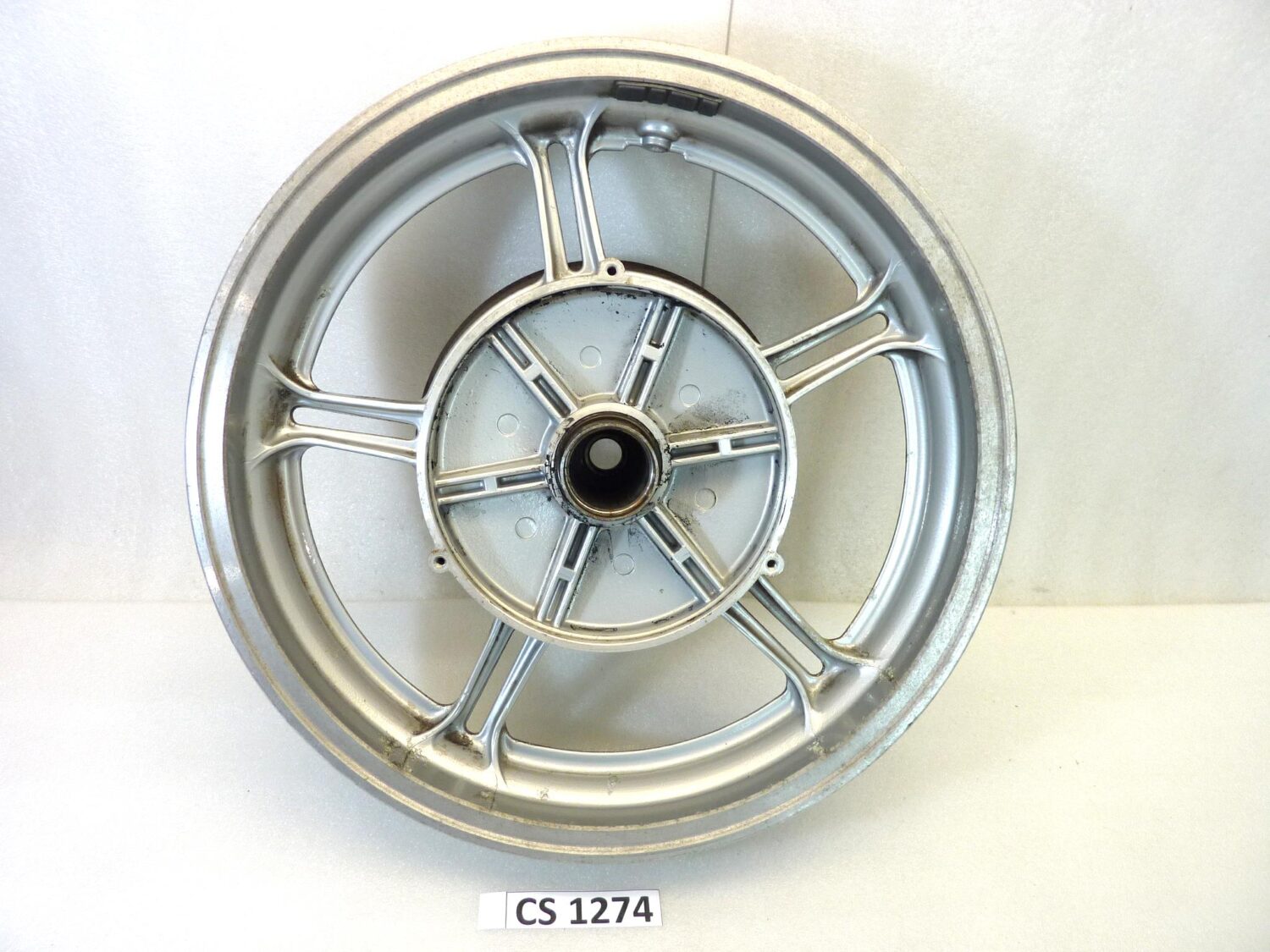 Cerchio posteriore Guzzi 1000 Mille GT 2.Serie (948 ccm, 1991 - 1994) 1000 S 1.Serie (948 ccm, 1990 - 1992) 1000 S 2.Serie (948 ccm, 1993 - 1993) 1000 SP 2 (948 ccm, 1984 - 1987) 1000 Strada (948 ccm, 1994 - 1995) 850 T 5 1. Serie (844 ccm, 1983 - 1984) 850 T 5 Polizia (844 ccm, 1983 - 1989) 850 T 5 Rundsch. (844 ccm, 1985 - 1988) 16 3 x 3,00 H2 con disco spessore 5,55 mm