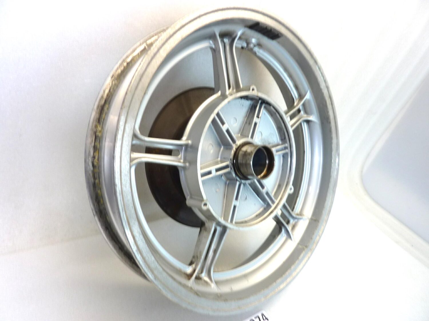 Cerchio posteriore Guzzi 1000 Mille GT 2.Serie (948 ccm, 1991 - 1994) 1000 S 1.Serie (948 ccm, 1990 - 1992) 1000 S 2.Serie (948 ccm, 1993 - 1993) 1000 SP 2 (948 ccm, 1984 - 1987) 1000 Strada (948 ccm, 1994 - 1995) 850 T 5 1. Serie (844 ccm, 1983 - 1984) 850 T 5 Polizia (844 ccm, 1983 - 1989) 850 T 5 Rundsch. (844 ccm, 1985 - 1988) 16 3 x 3,00 H2 con disco spessore 5,55 mm - immagine 2