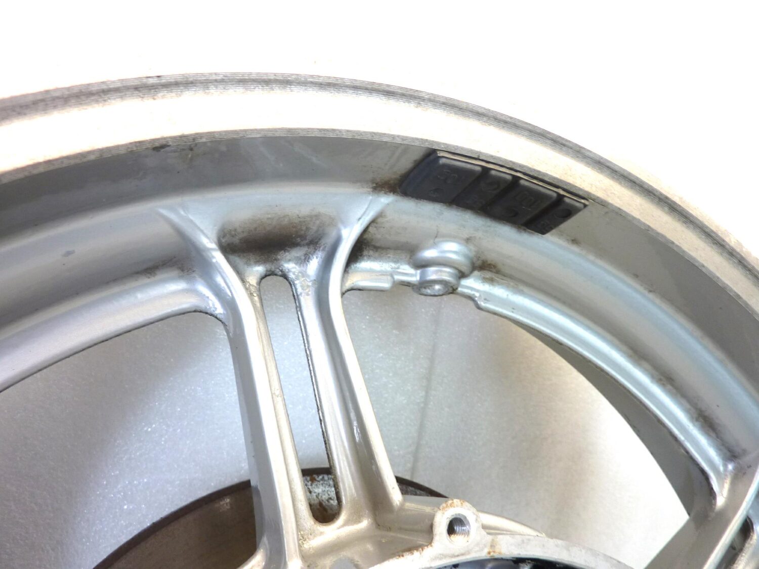 Cerchio posteriore Guzzi 1000 Mille GT 2.Serie (948 ccm, 1991 - 1994) 1000 S 1.Serie (948 ccm, 1990 - 1992) 1000 S 2.Serie (948 ccm, 1993 - 1993) 1000 SP 2 (948 ccm, 1984 - 1987) 1000 Strada (948 ccm, 1994 - 1995) 850 T 5 1. Serie (844 ccm, 1983 - 1984) 850 T 5 Polizia (844 ccm, 1983 - 1989) 850 T 5 Rundsch. (844 ccm, 1985 - 1988) 16 3 x 3,00 H2 con disco spessore 5,55 mm - immagine 6