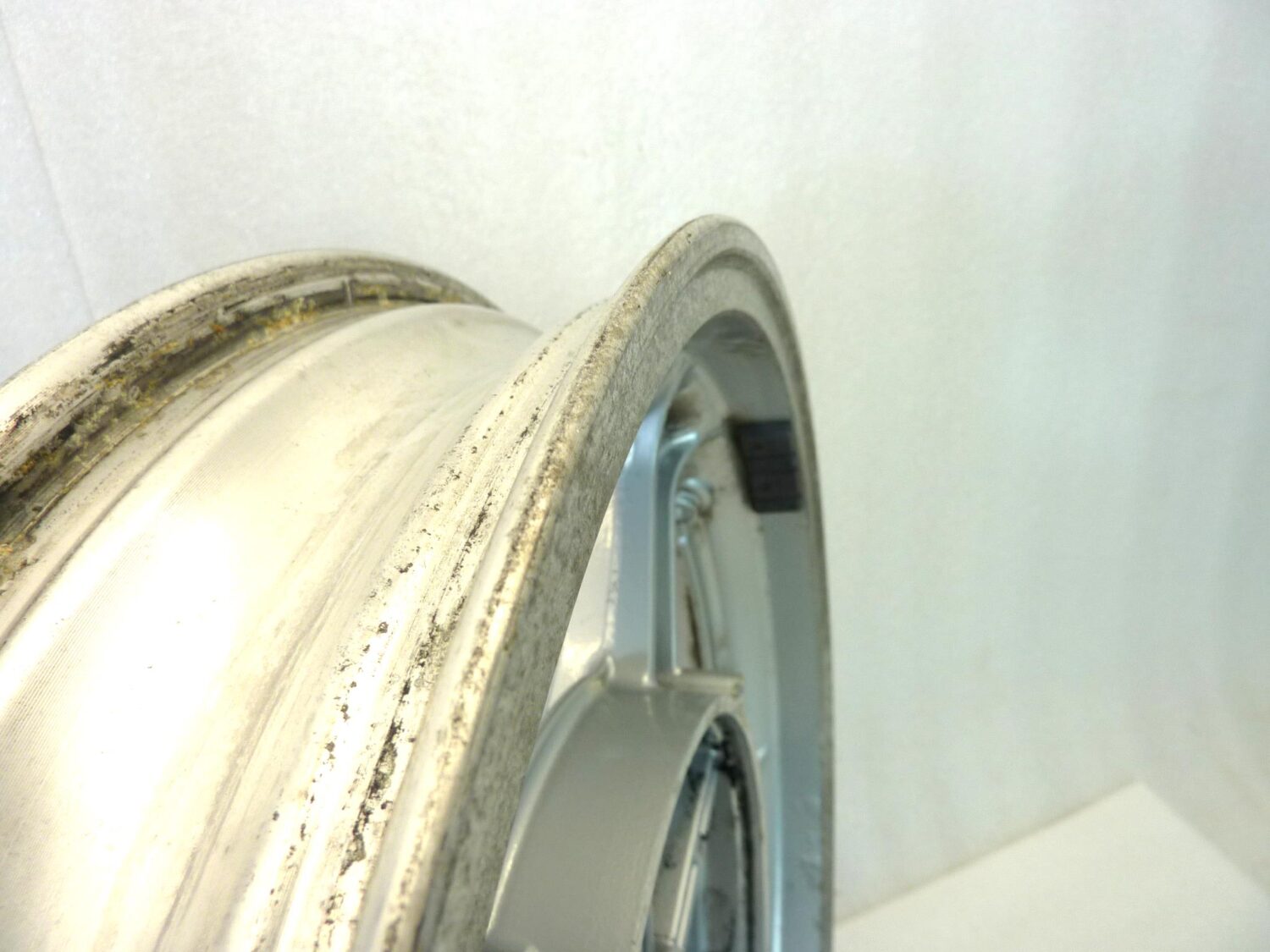 Cerchio posteriore Guzzi 1000 Mille GT 2.Serie (948 ccm, 1991 - 1994) 1000 S 1.Serie (948 ccm, 1990 - 1992) 1000 S 2.Serie (948 ccm, 1993 - 1993) 1000 SP 2 (948 ccm, 1984 - 1987) 1000 Strada (948 ccm, 1994 - 1995) 850 T 5 1. Serie (844 ccm, 1983 - 1984) 850 T 5 Polizia (844 ccm, 1983 - 1989) 850 T 5 Rundsch. (844 ccm, 1985 - 1988) 16 3 x 3,00 H2 con disco spessore 5,55 mm - immagine 8