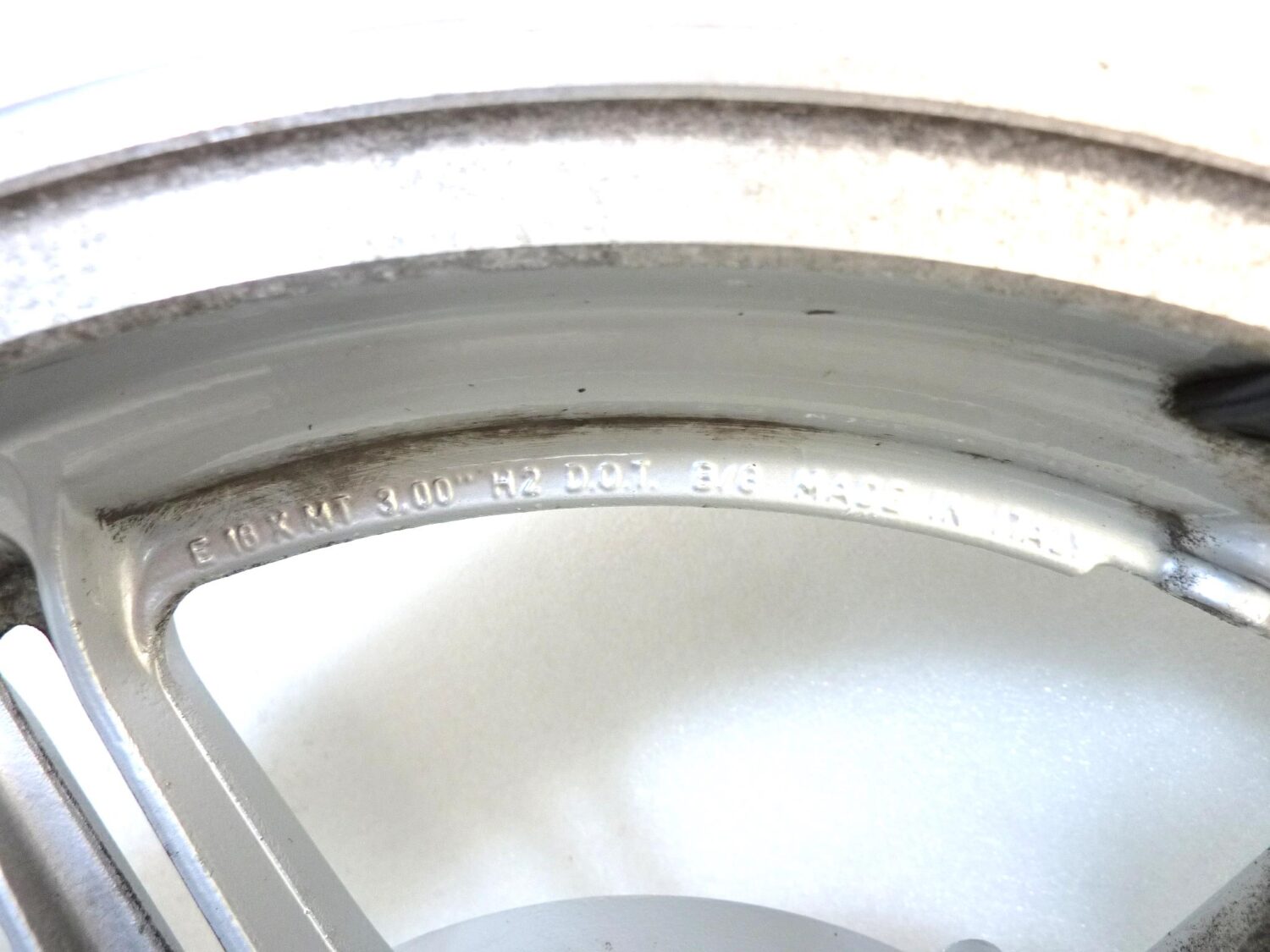 Cerchio posteriore Guzzi 1000 Mille GT 2.Serie (948 ccm, 1991 - 1994) 1000 S 1.Serie (948 ccm, 1990 - 1992) 1000 S 2.Serie (948 ccm, 1993 - 1993) 1000 SP 2 (948 ccm, 1984 - 1987) 1000 Strada (948 ccm, 1994 - 1995) 850 T 5 1. Serie (844 ccm, 1983 - 1984) 850 T 5 Polizia (844 ccm, 1983 - 1989) 850 T 5 Rundsch. (844 ccm, 1985 - 1988) 16 3 x 3,00 H2 con disco spessore 5,55 mm - immagine 10