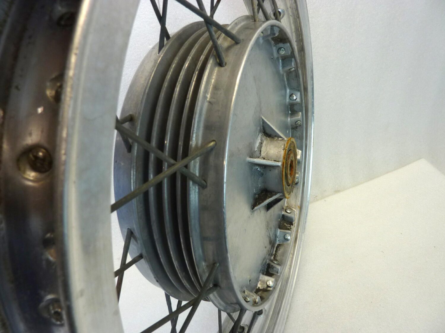 Cerchio anteriore Guzzi V7 850 GT ruota Borrani 18 x 3 RECORD bordo H alluminio canale esterno 74,2 mm interno 54,7 mm - immagine 5