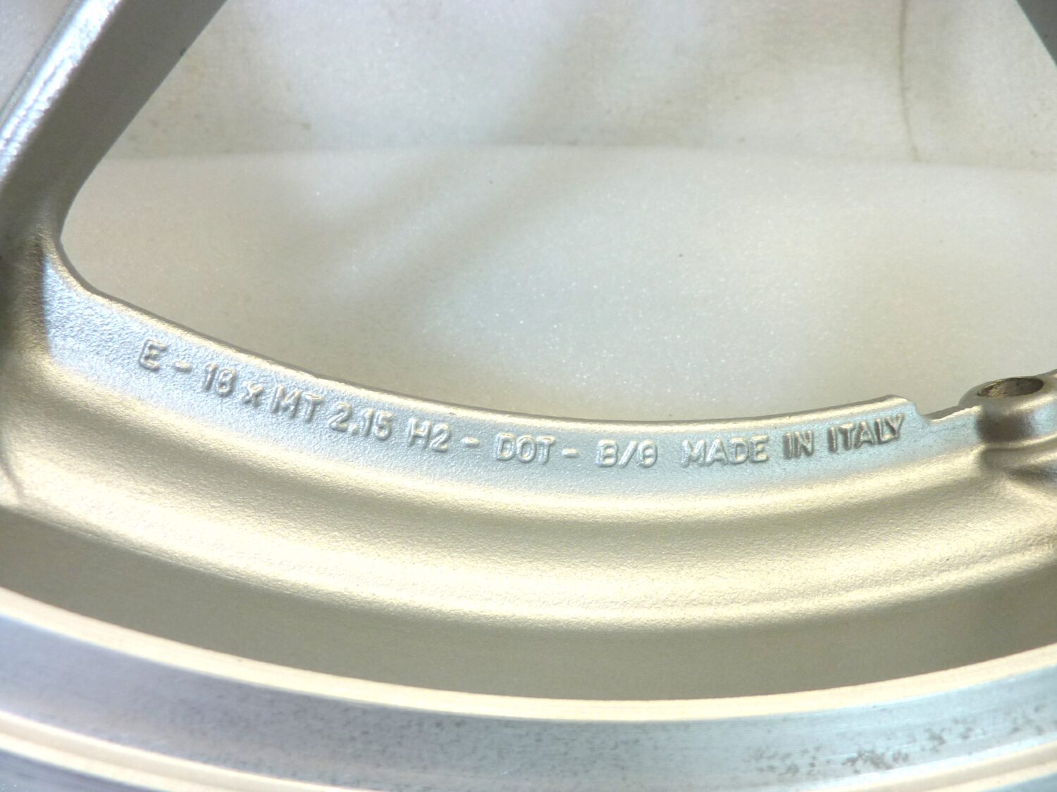Cerchio anteriore Moto Guzzi Imola Lario 16 x 2,15 ruota - immagine 5