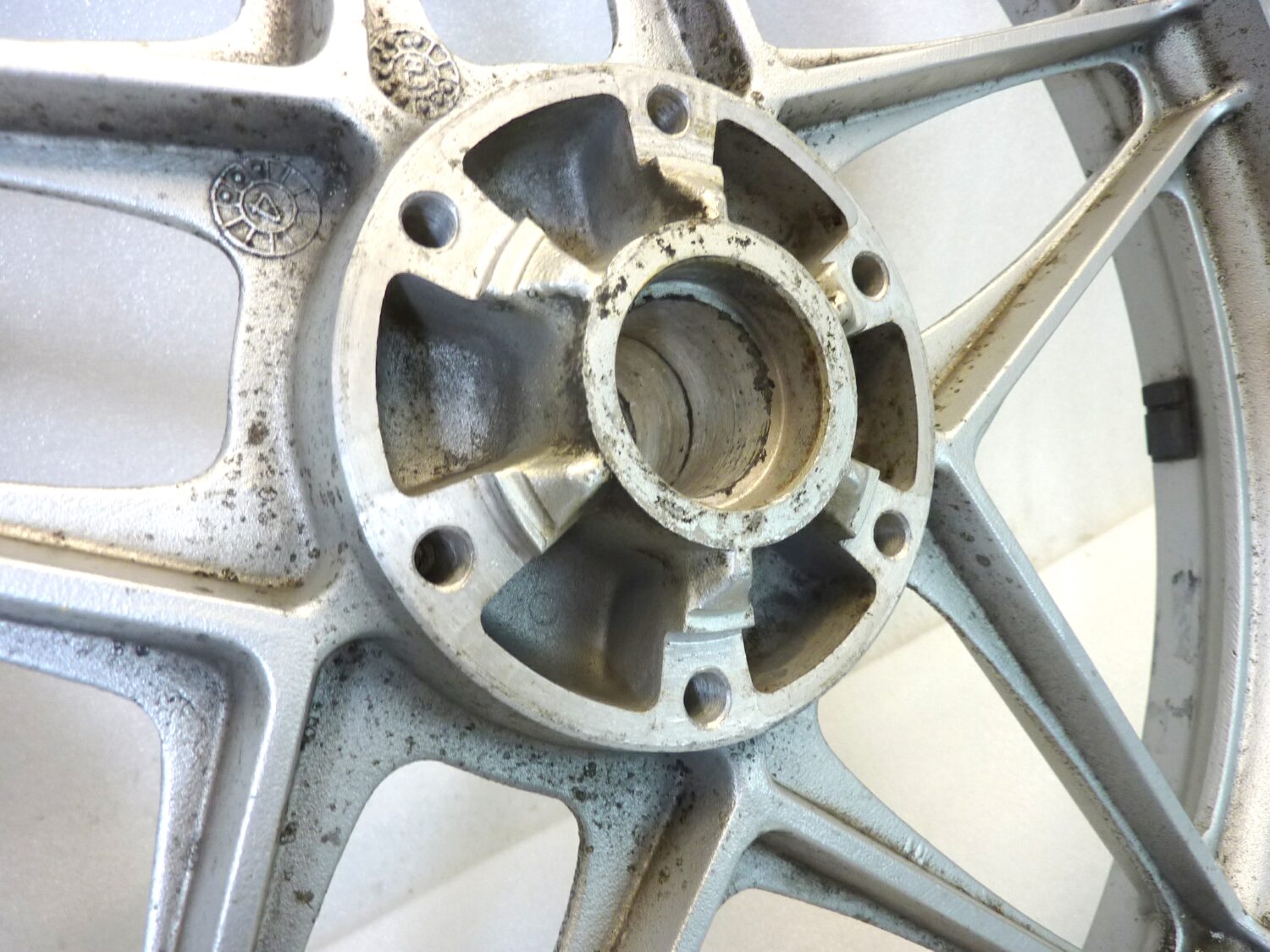 Cerchio anteriore Moto Guzzi V65 Custom 18 x 2,15 H2 ruota - immagine 11