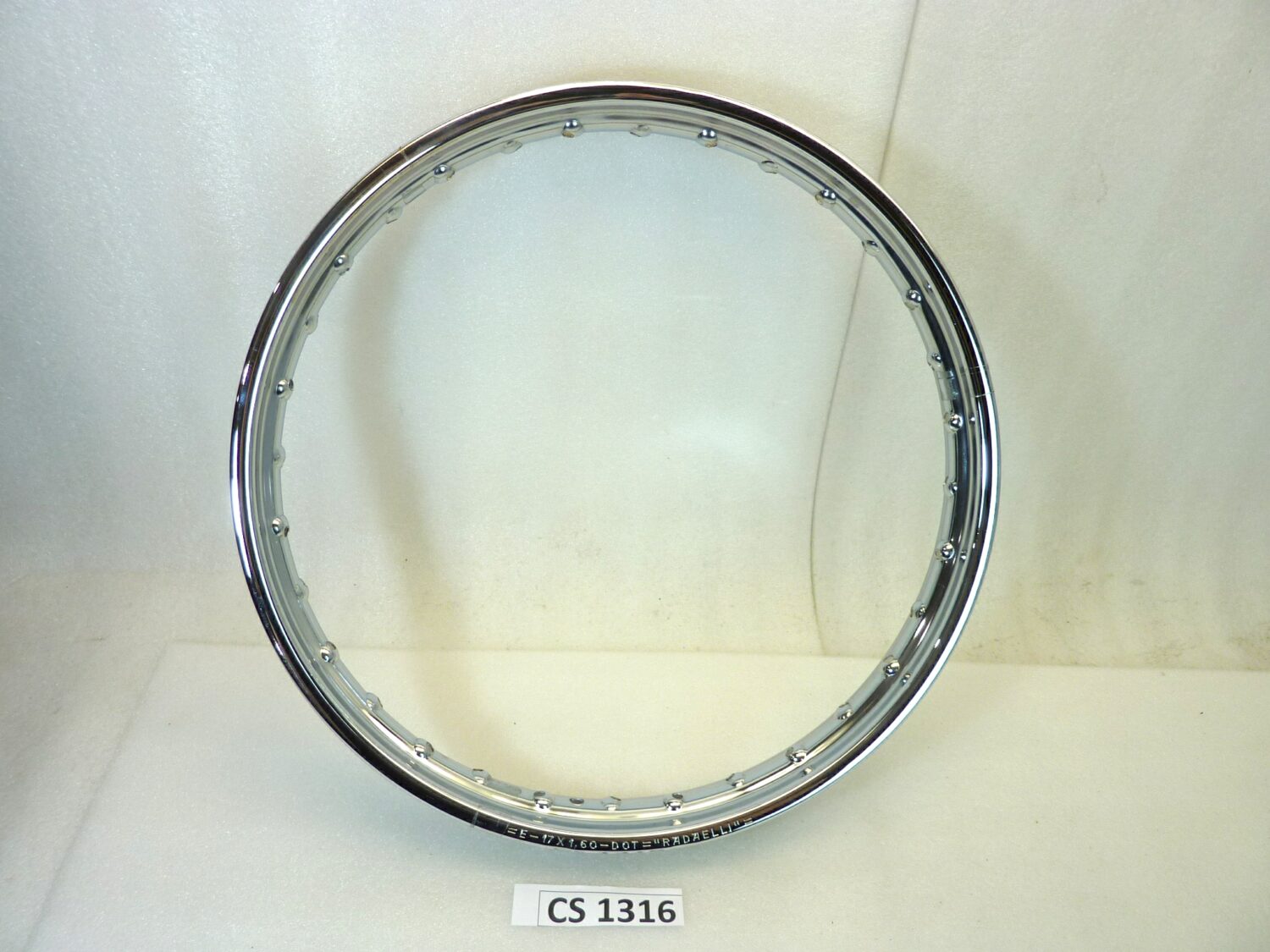 Cerchio moto epoca 17 x 1,60 32 fori canale esterno 58,6 mm interno 40,3 mm tipo Guzzi Galletto ruota Nuovo fondo di magazzino leggi descrizione