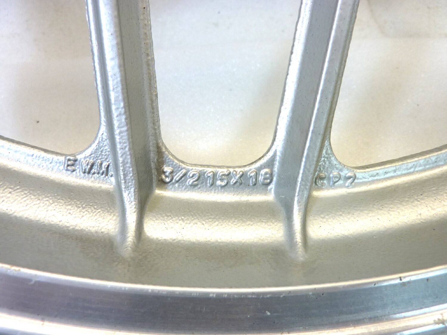 Cerchio posteriore Guzzi 850 T5 18 x 2,15 ruota Nuovo fondo di magazzino leggi descrizione - immagine 4
