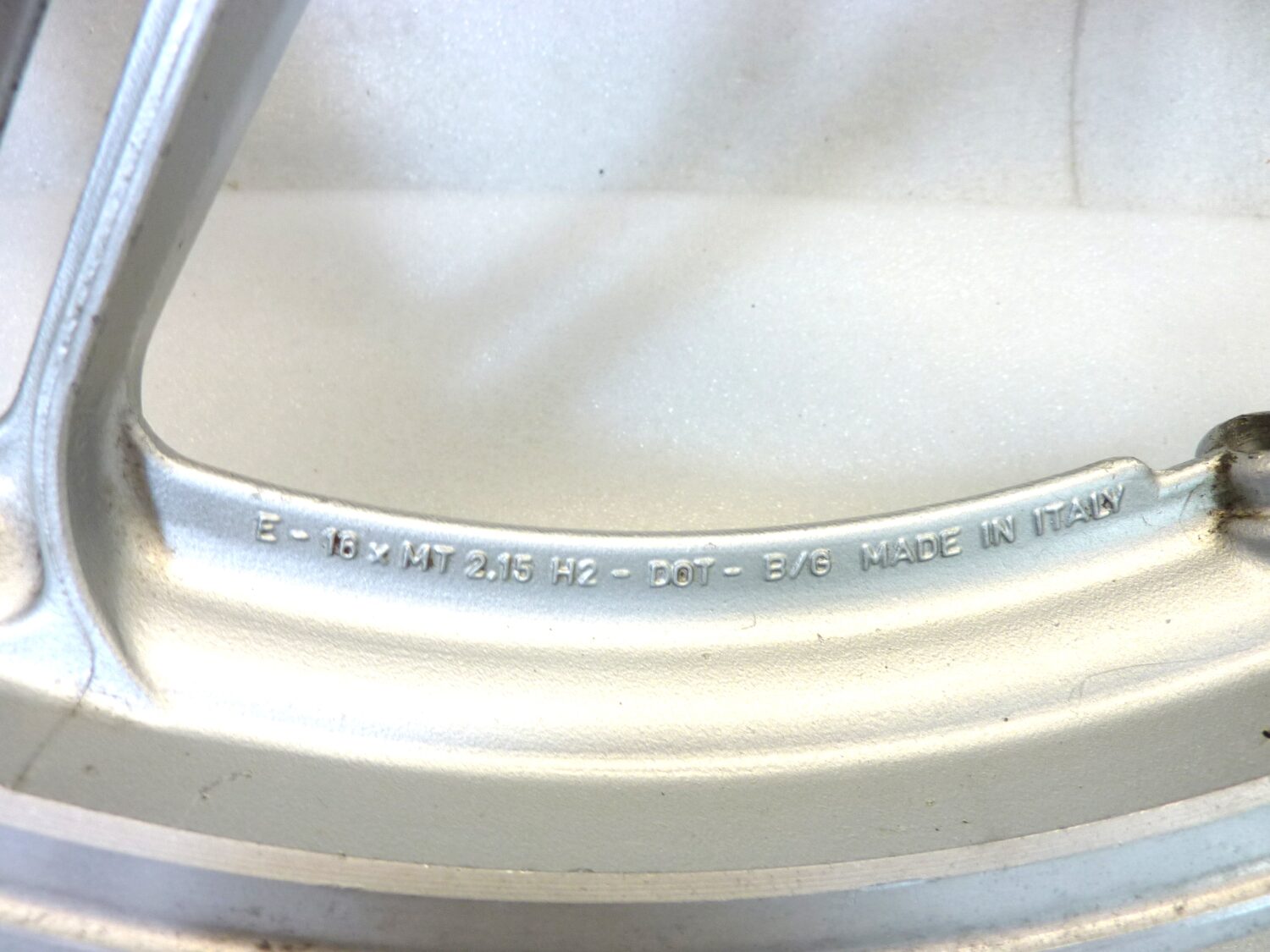 Cerchio anteriore Guzzi Imola Lario 16 x 2,15 ruota - immagine 5