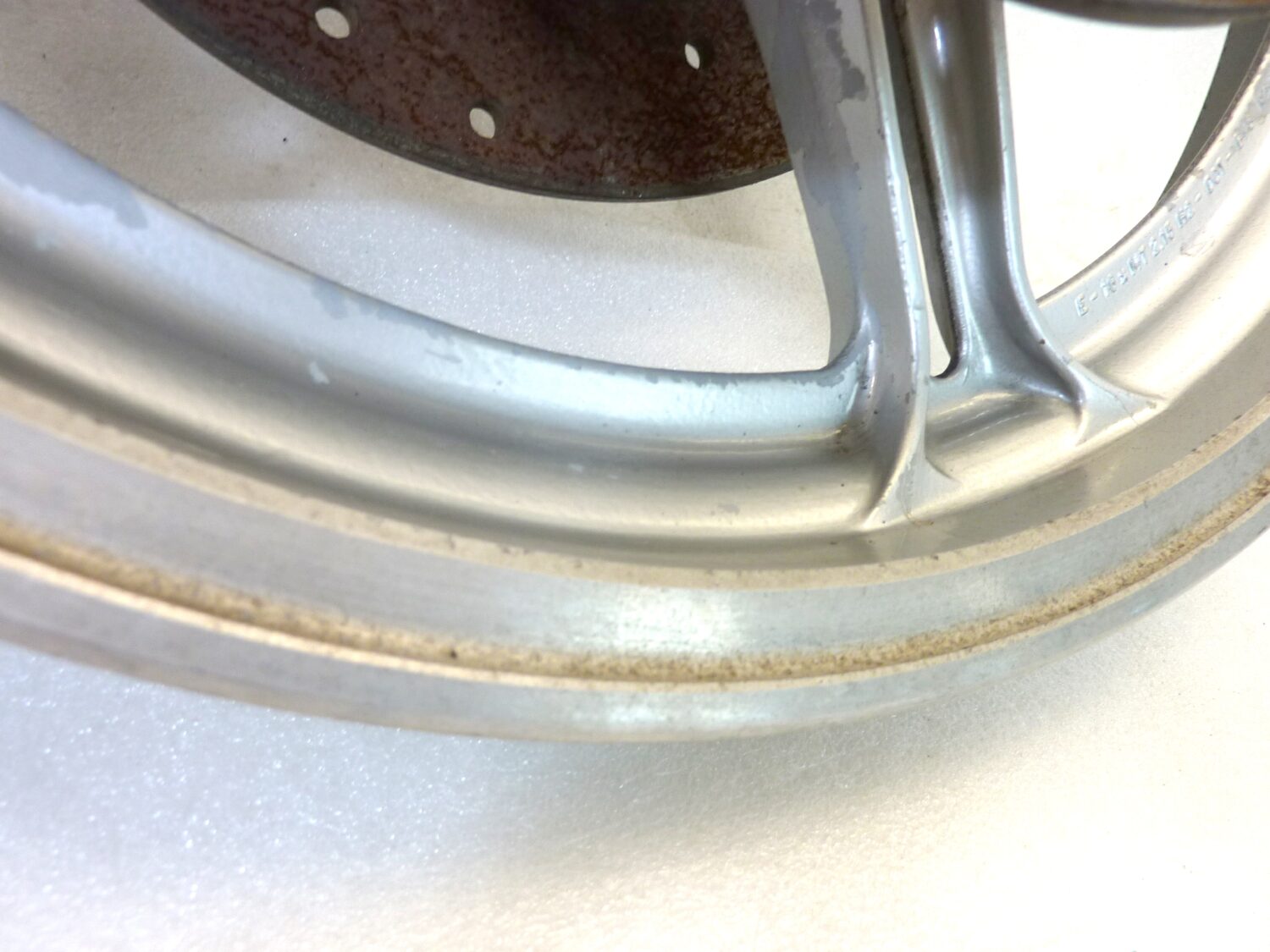 Cerchio anteriore Guzzi Imola Lario 16 x 2,15 ruota con dischi spessore 6,1 mm - immagine 11