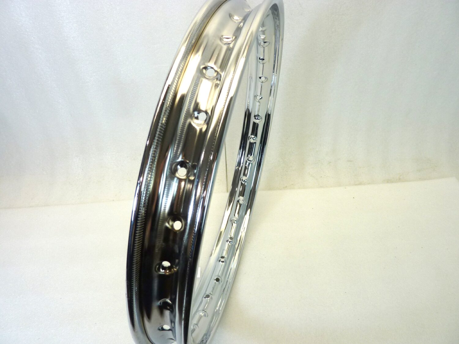 Cerchio moto epoca 17 x 1,60 32 fori tipo Radaelli diam esterno 455 mm canale esterno 55,5 mm interno 38,2 mm ruota Nuovo fondo di magazzino leggi descrizione - immagine 4
