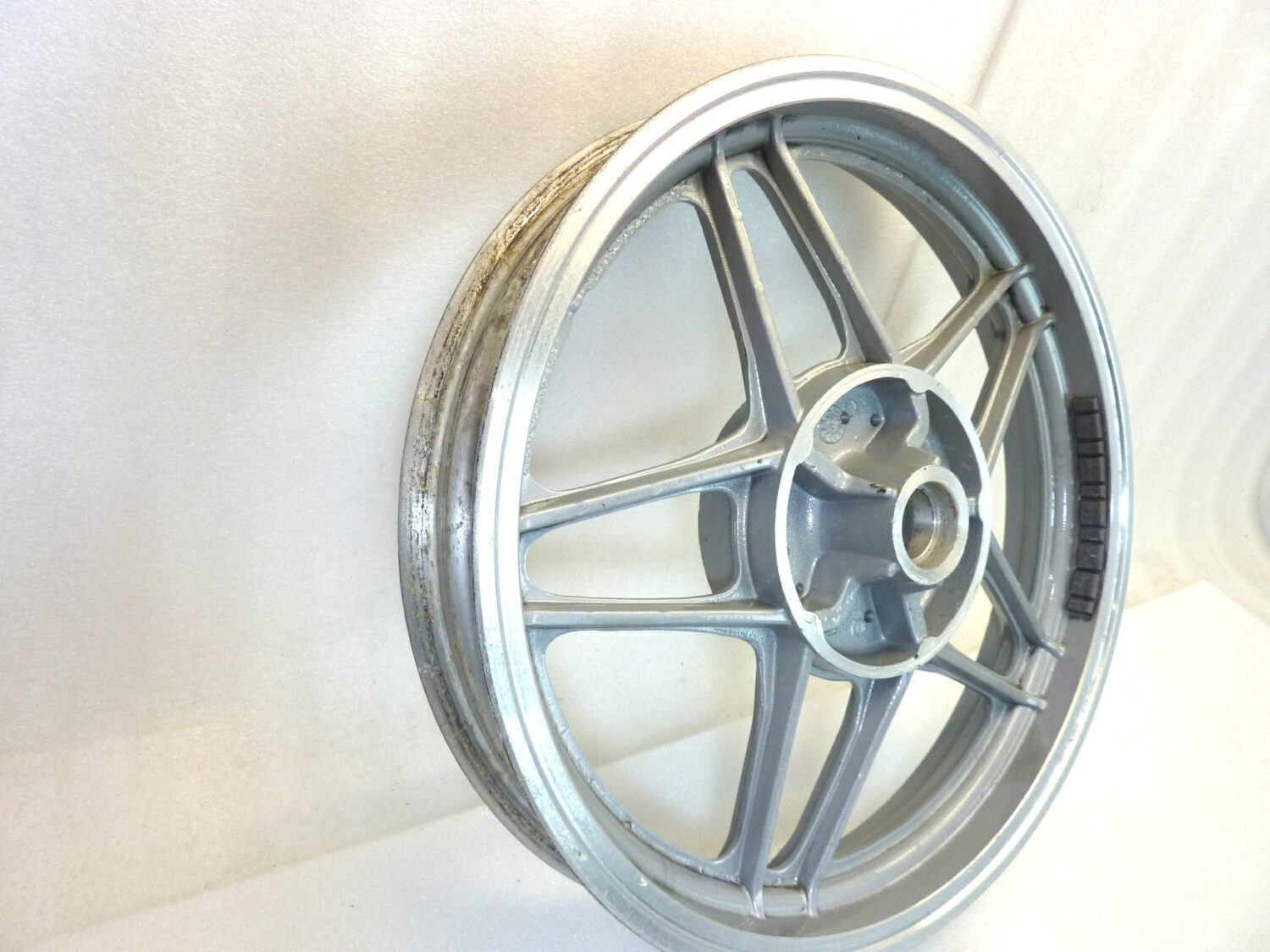 Cerchio posteriore Guzzi V35 C (1983-1988) V65 Florida (1985-1992) 16 x 2,50 cod GU23630680 ruota - immagine 2