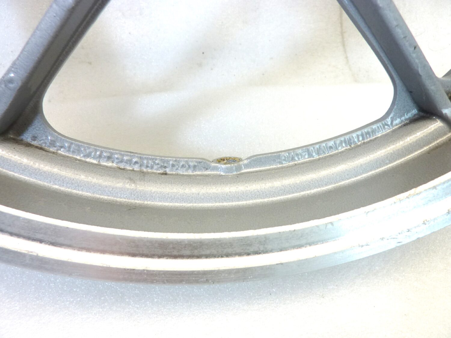 Cerchio posteriore Guzzi V35 C (1983-1988) V65 Florida (1985-1992) 16 x 2,50 cod GU23630680 ruota - immagine 3